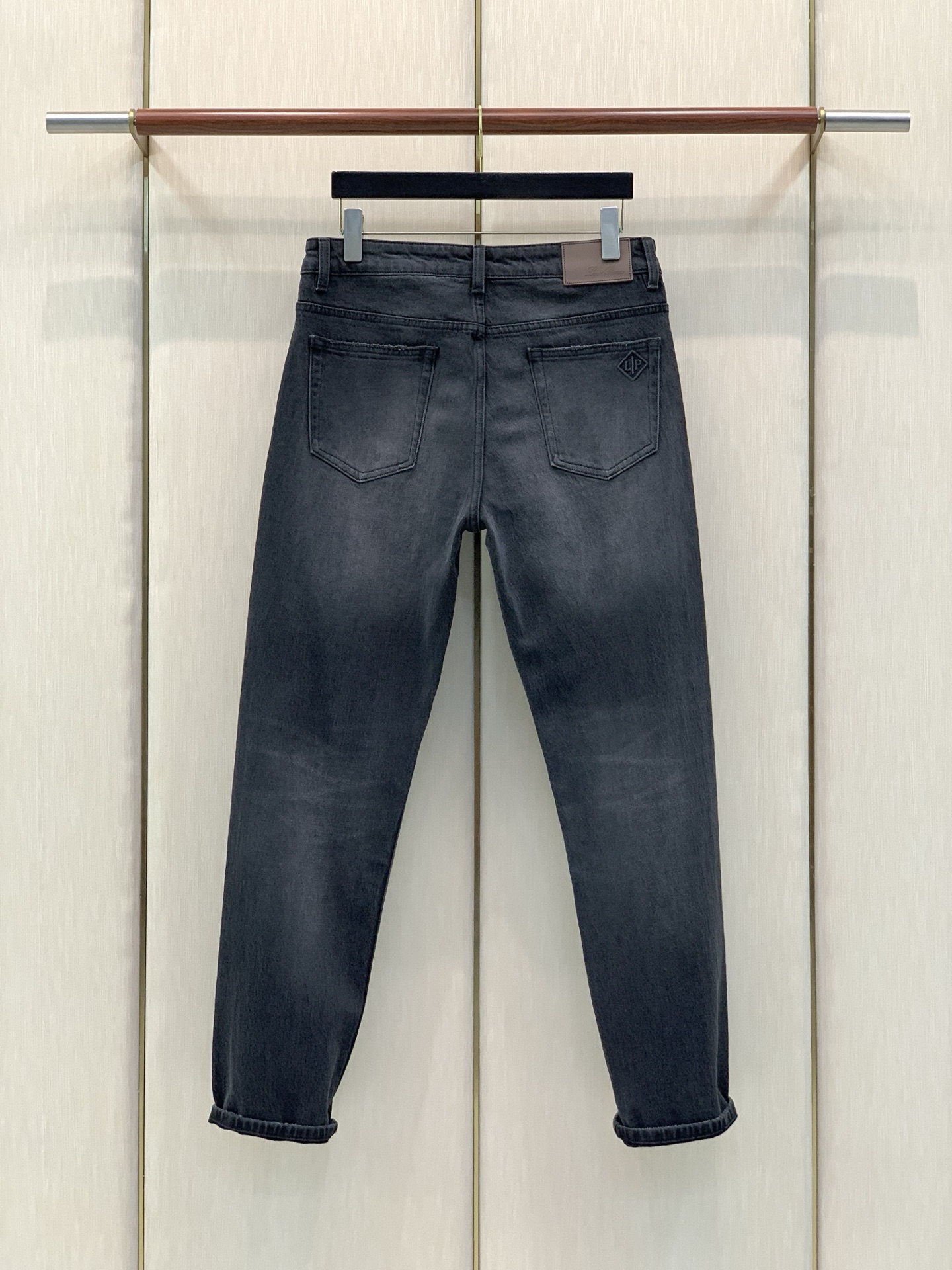 ，Loro piana(Loro Piana )，2026秋季最新品，专柜同步有售，原单狠货，时尚休闲牛仔裤，采用进口原