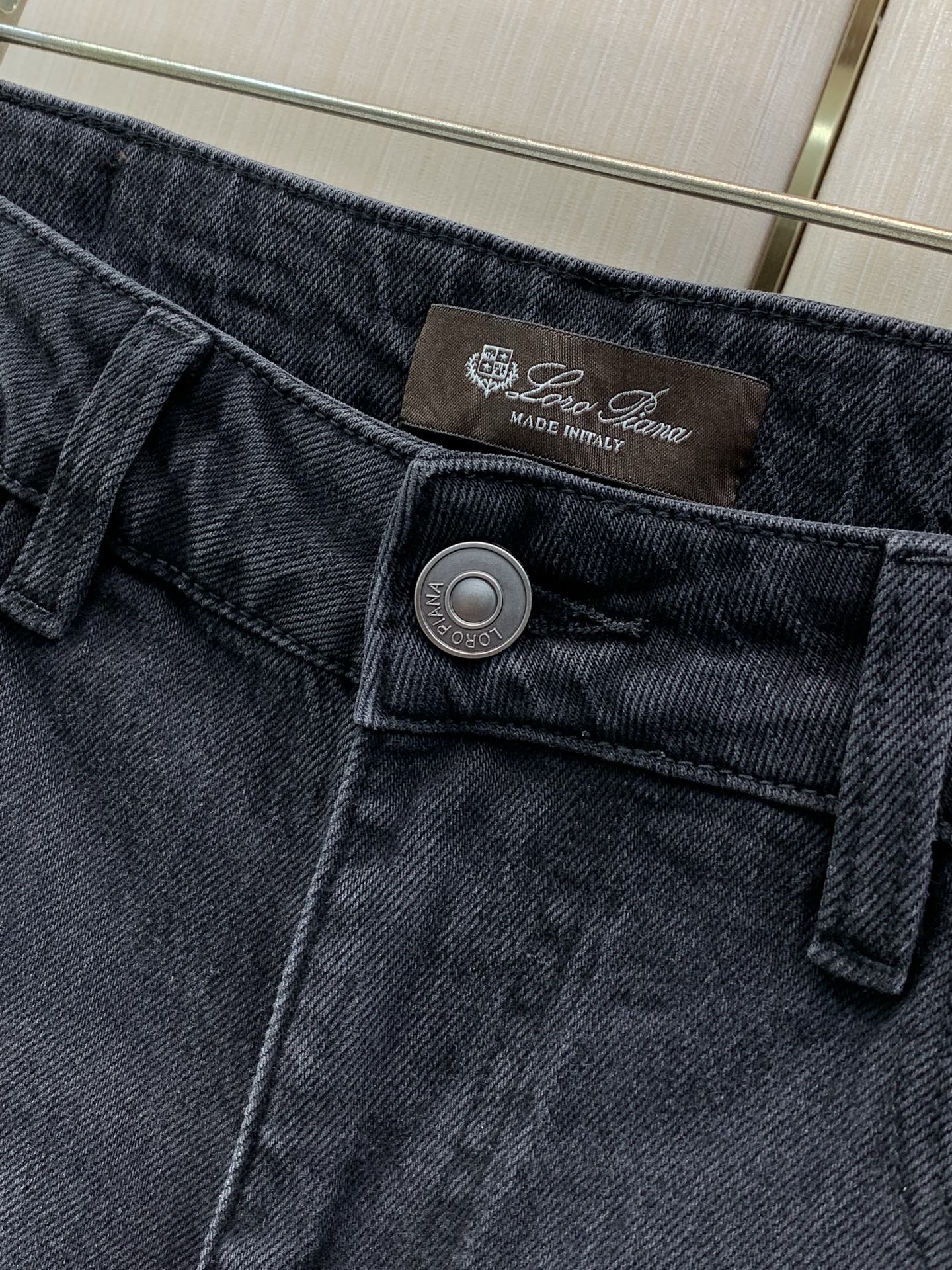 ，Loro piana(Loro Piana )，2026秋季最新品，专柜同步有售，原单狠货，时尚休闲牛仔裤，采用进口原