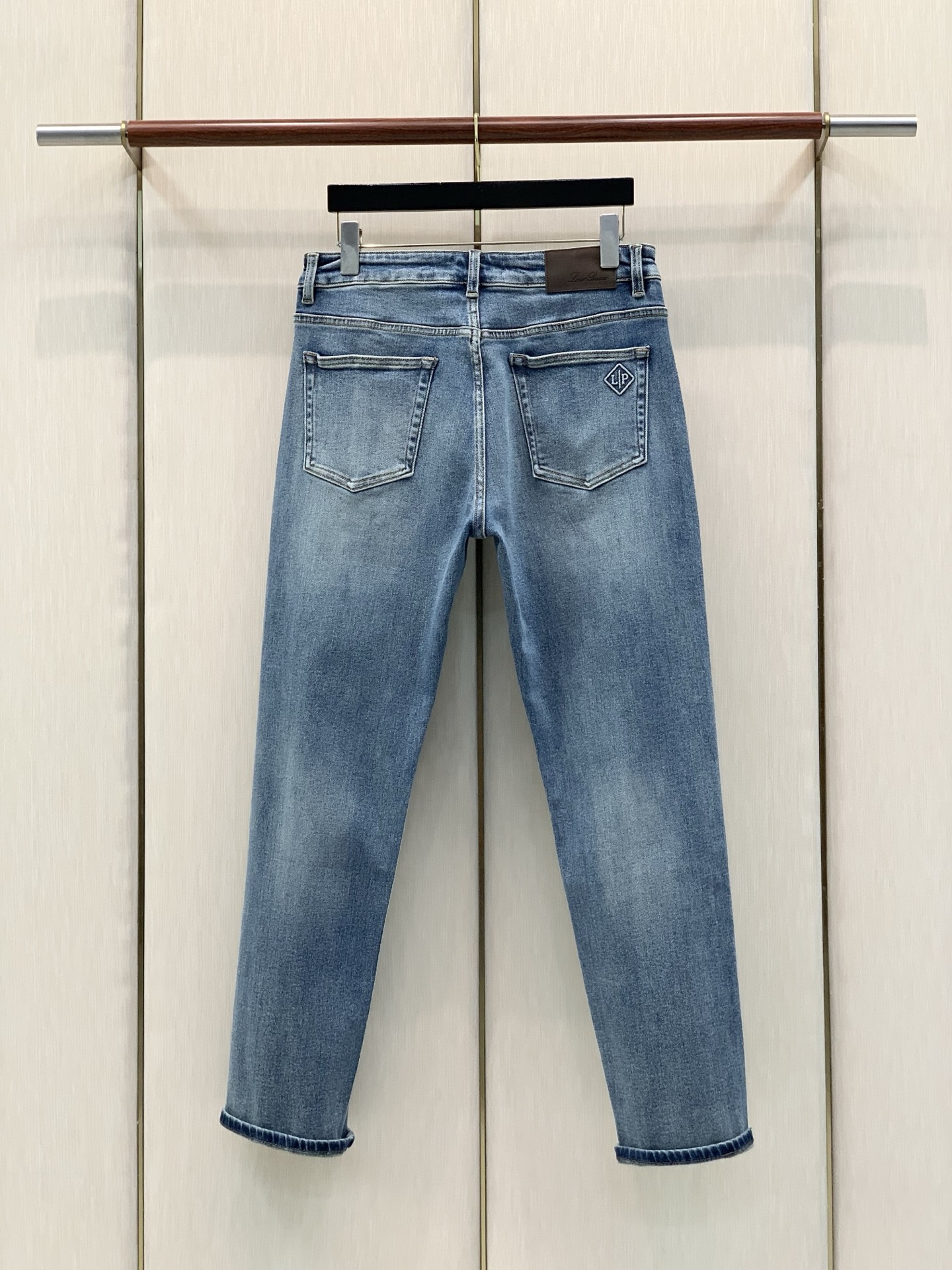 ，Loro piana(Loro Piana )，2026秋季最新品，专柜同步有售，原单狠货，时尚休闲牛仔裤，采用进口原