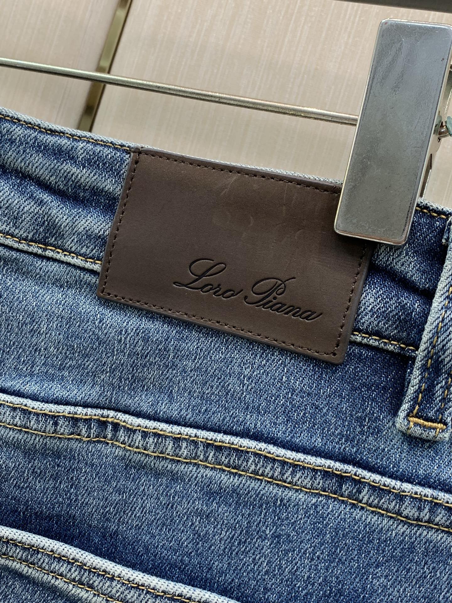 ，Loro piana(Loro Piana )，2026秋季最新品，专柜同步有售，原单狠货，时尚休闲牛仔裤，采用进口原