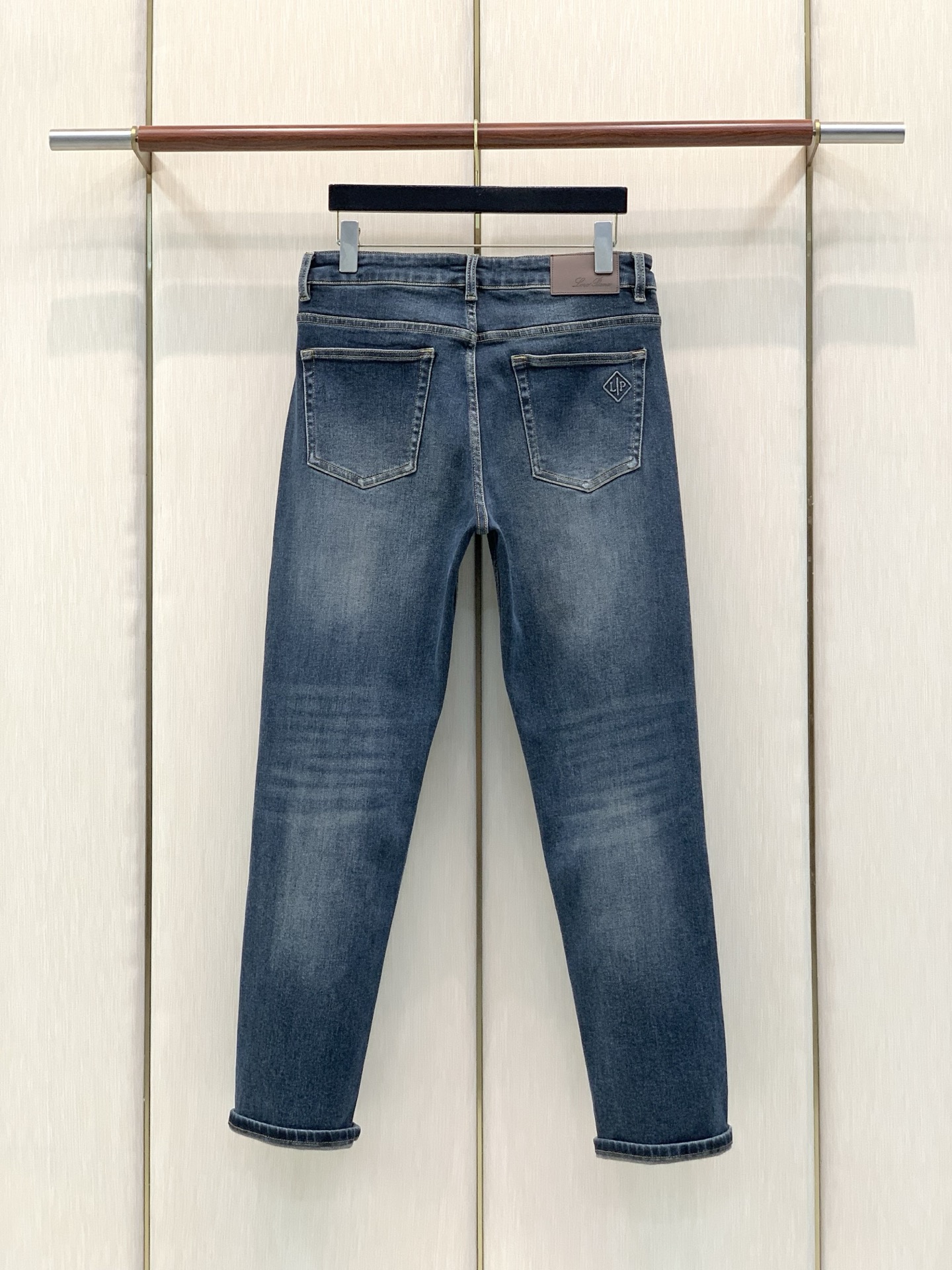 ，Loro piana(Loro Piana )，2026秋季最新品，专柜同步有售，原单狠货，时尚休闲牛仔裤，采用进口原