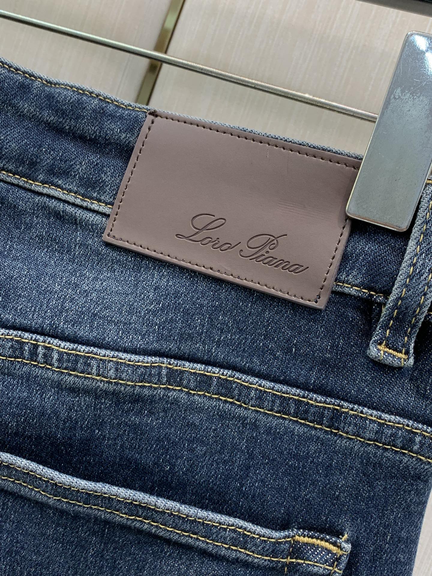 ，Loro piana(Loro Piana )，2026秋季最新品，专柜同步有售，原单狠货，时尚休闲牛仔裤，采用进口原