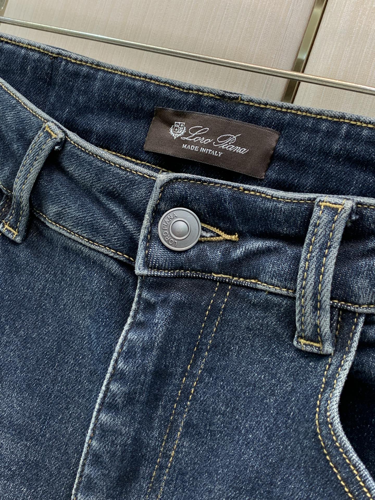 ，Loro piana(Loro Piana )，2026秋季最新品，专柜同步有售，原单狠货，时尚休闲牛仔裤，采用进口原