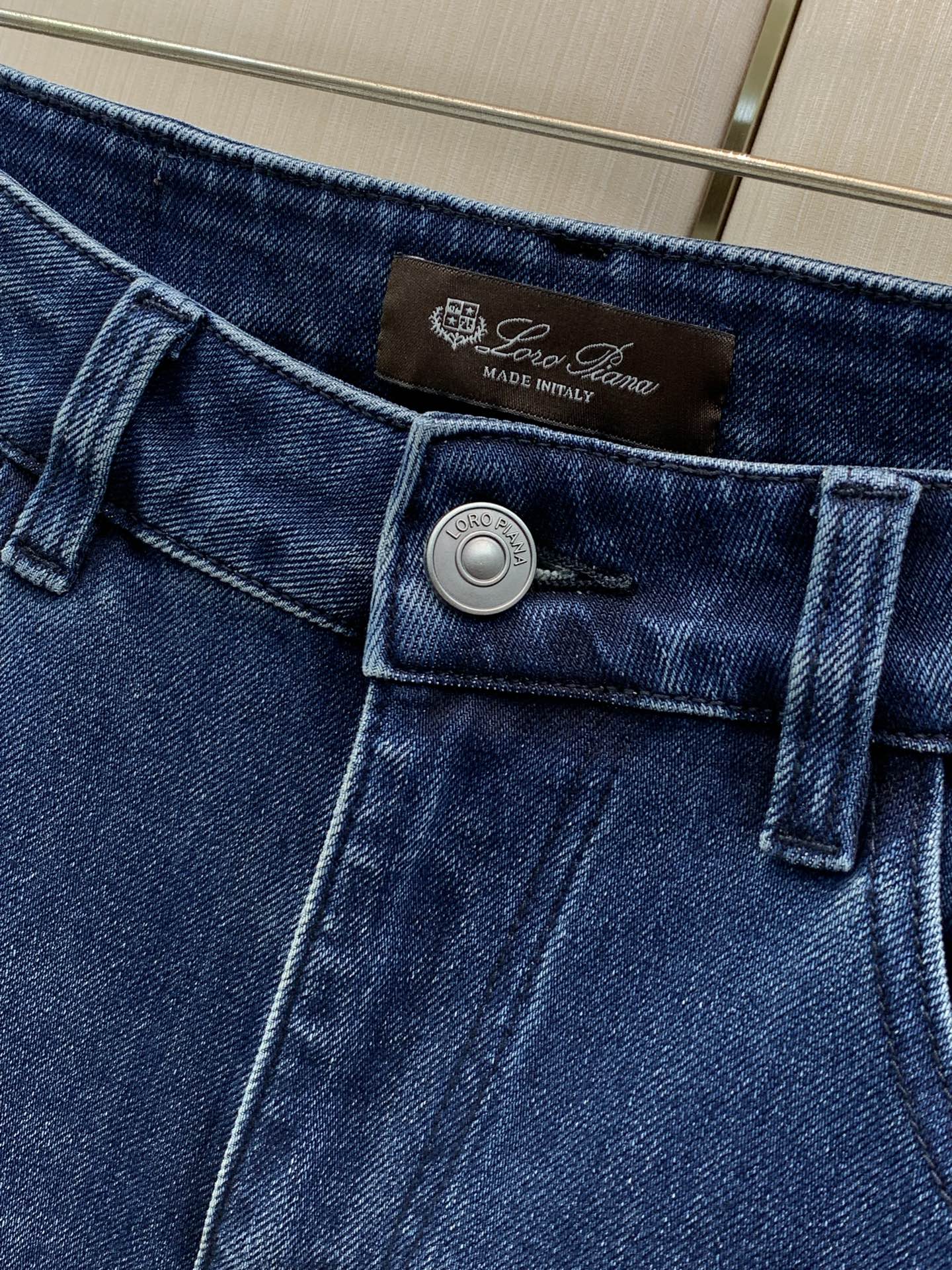 ，Loro piana(Loro Piana )，2026秋季最新品，专柜同步有售，原单狠货，时尚休闲牛仔裤，采用进口原