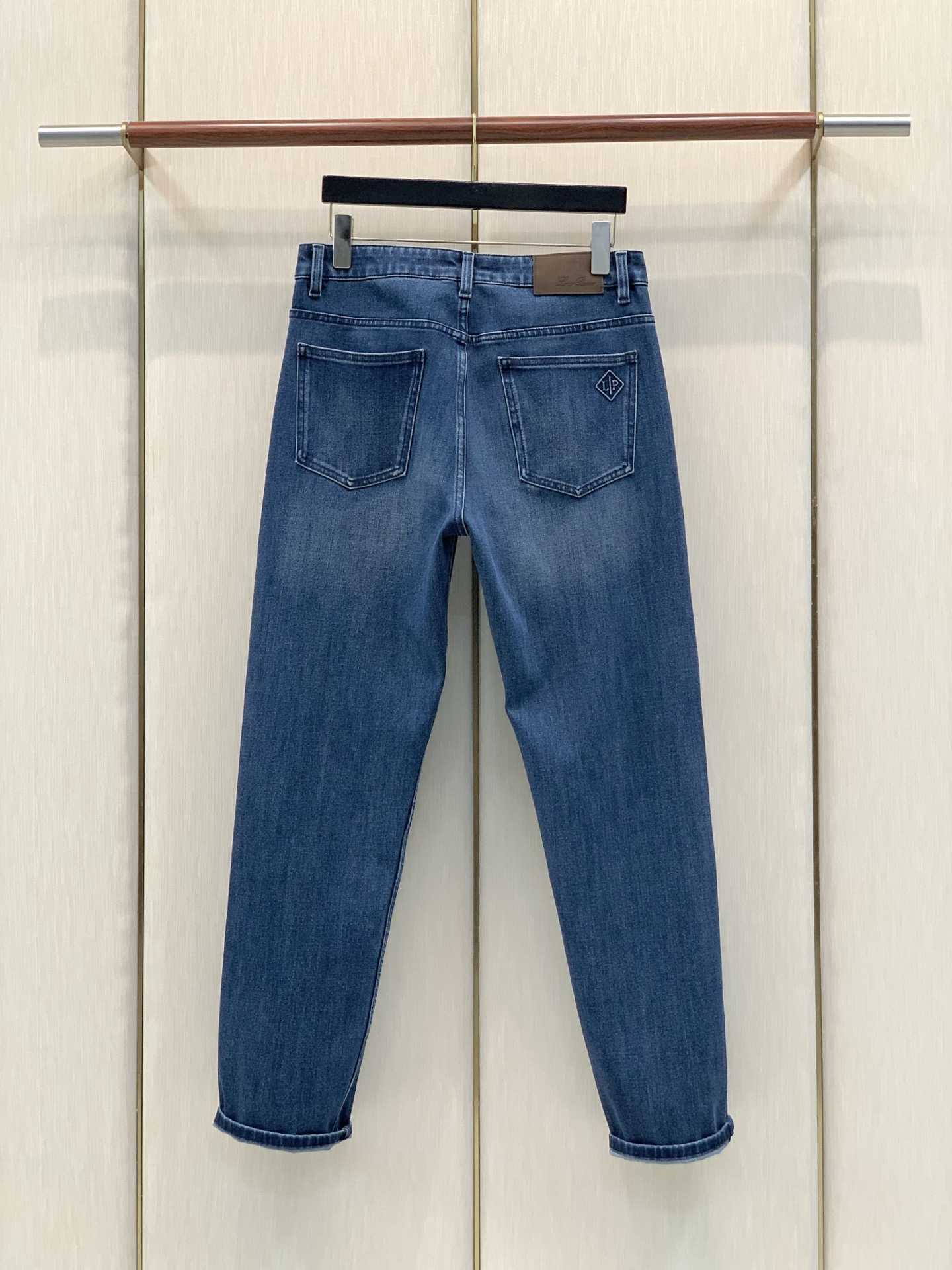 ，Loro piana(Loro Piana )，2026秋季最新品，专柜同步有售，原单狠货，时尚休闲牛仔裤，采用进口原