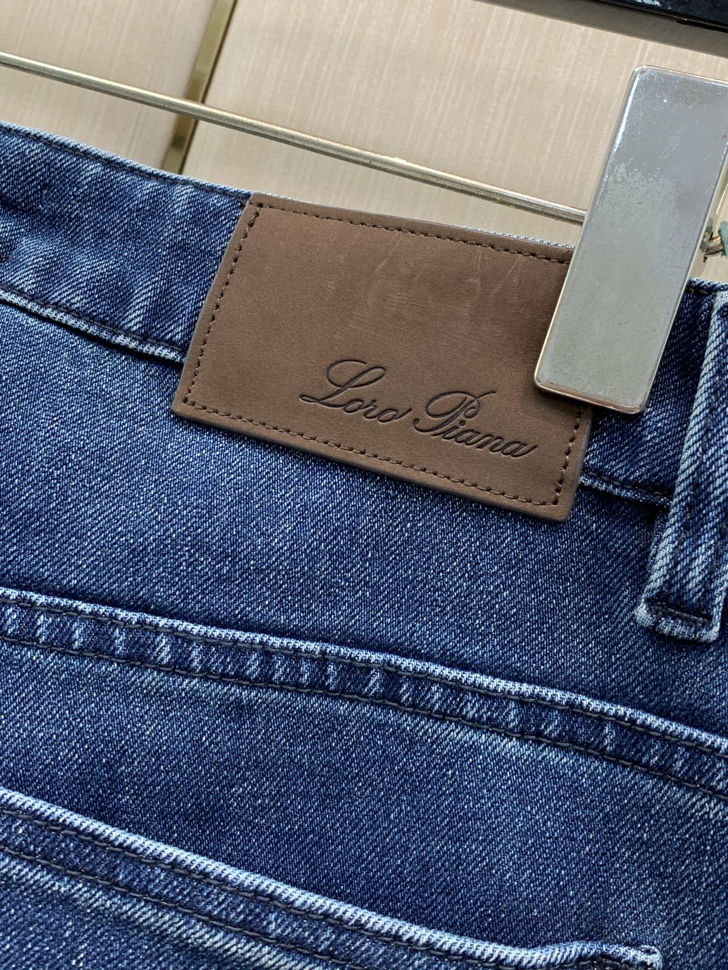 ，Loro piana(Loro Piana )，2026秋季最新品，专柜同步有售，原单狠货，时尚休闲牛仔裤，采用进口原