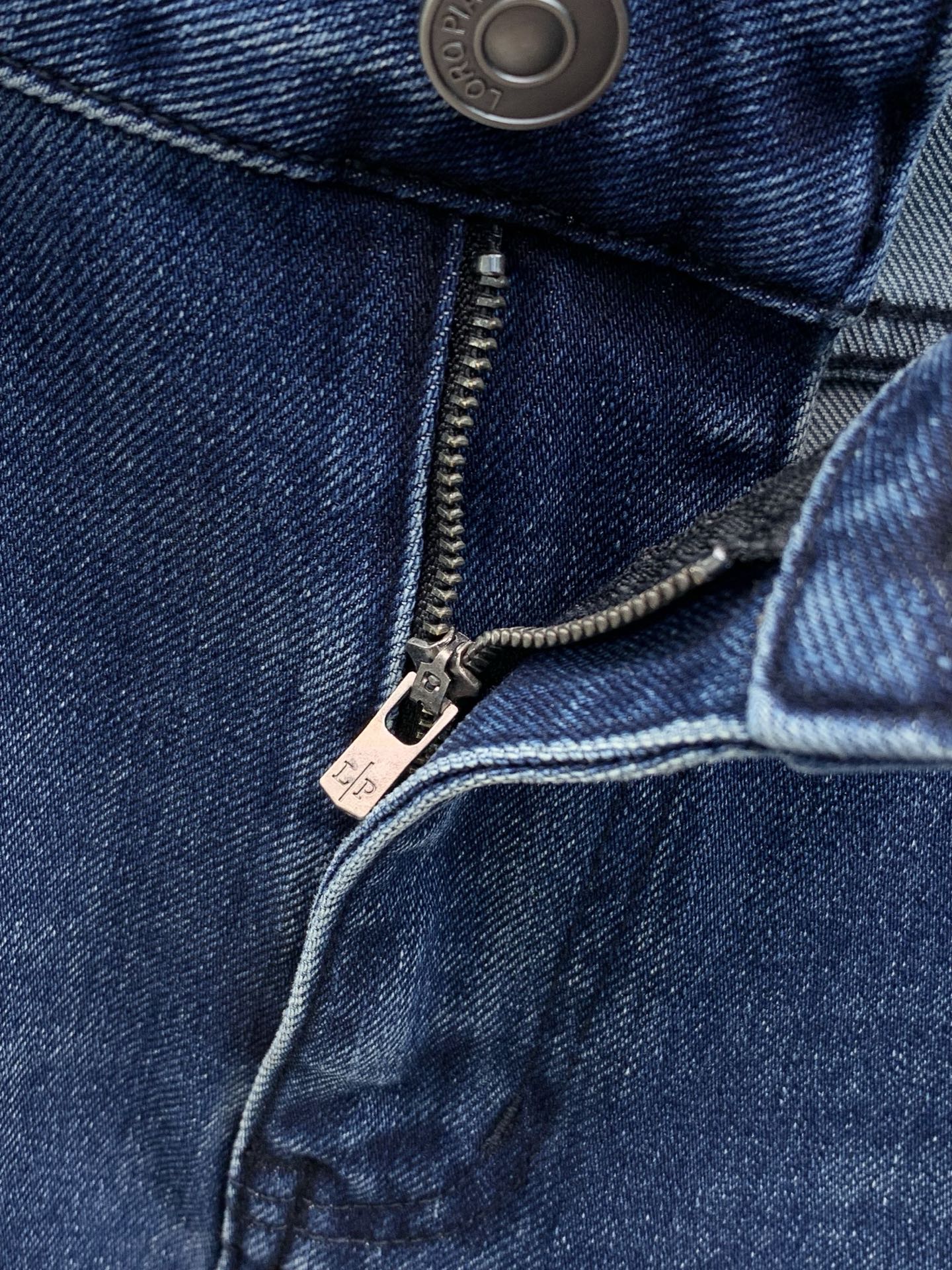 ，Loro piana(Loro Piana )，2026秋季最新品，专柜同步有售，原单狠货，时尚休闲牛仔裤，采用进口原
