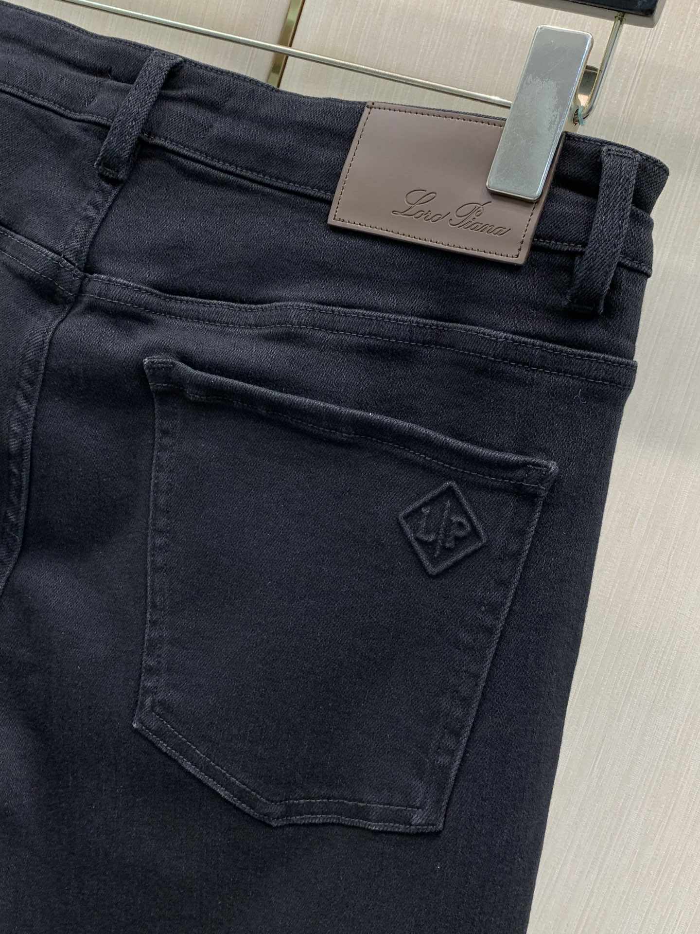 ，Loro piana(Loro Piana )，2026秋季最新品，专柜同步有售，原单狠货，时尚休闲牛仔裤，采用进口原