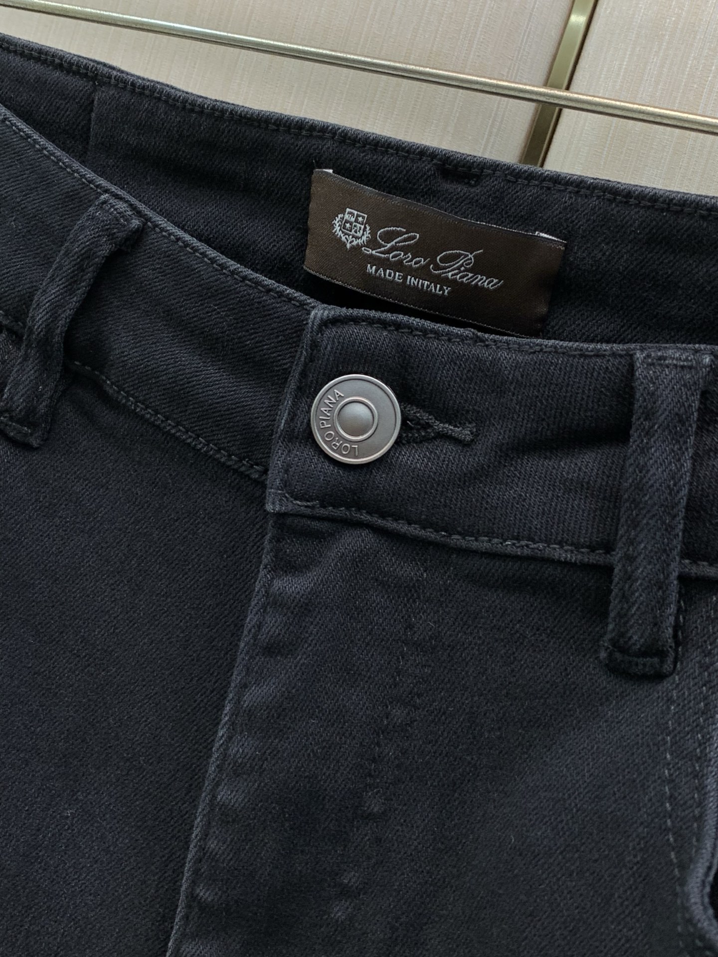 ，Loro piana(Loro Piana )，2026秋季最新品，专柜同步有售，原单狠货，时尚休闲牛仔裤，采用进口原