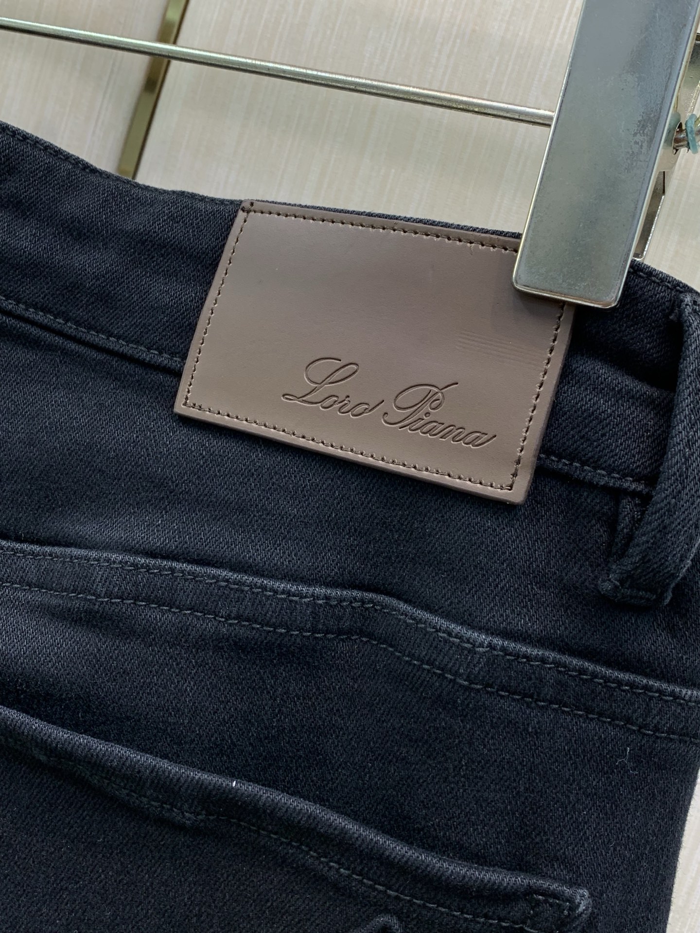 ，Loro piana(Loro Piana )，2026秋季最新品，专柜同步有售，原单狠货，时尚休闲牛仔裤，采用进口原