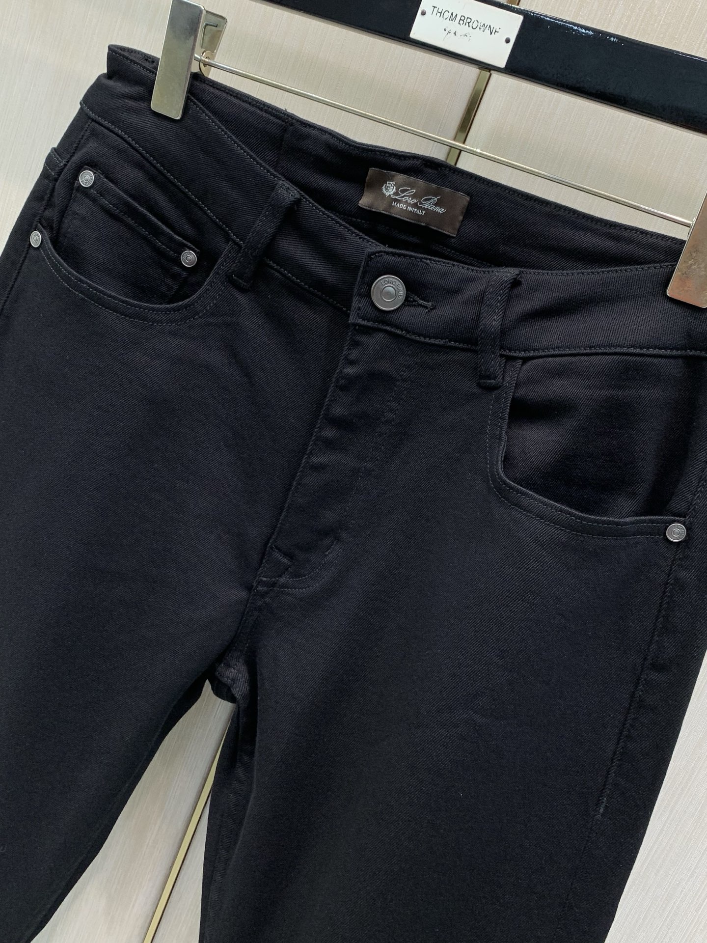 ，Loro piana(Loro Piana )，2026秋季最新品，专柜同步有售，原单狠货，时尚休闲牛仔裤，采用进口原