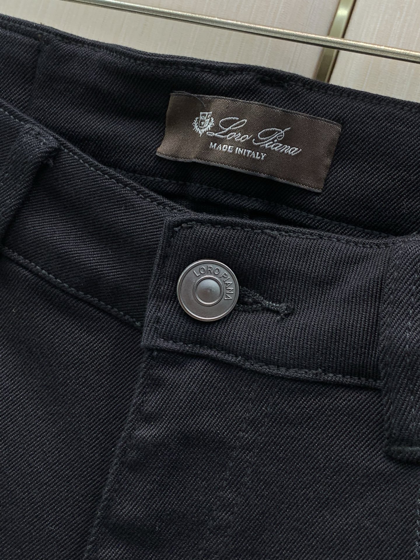 ，Loro piana(Loro Piana )，2026秋季最新品，专柜同步有售，原单狠货，时尚休闲牛仔裤，采用进口原