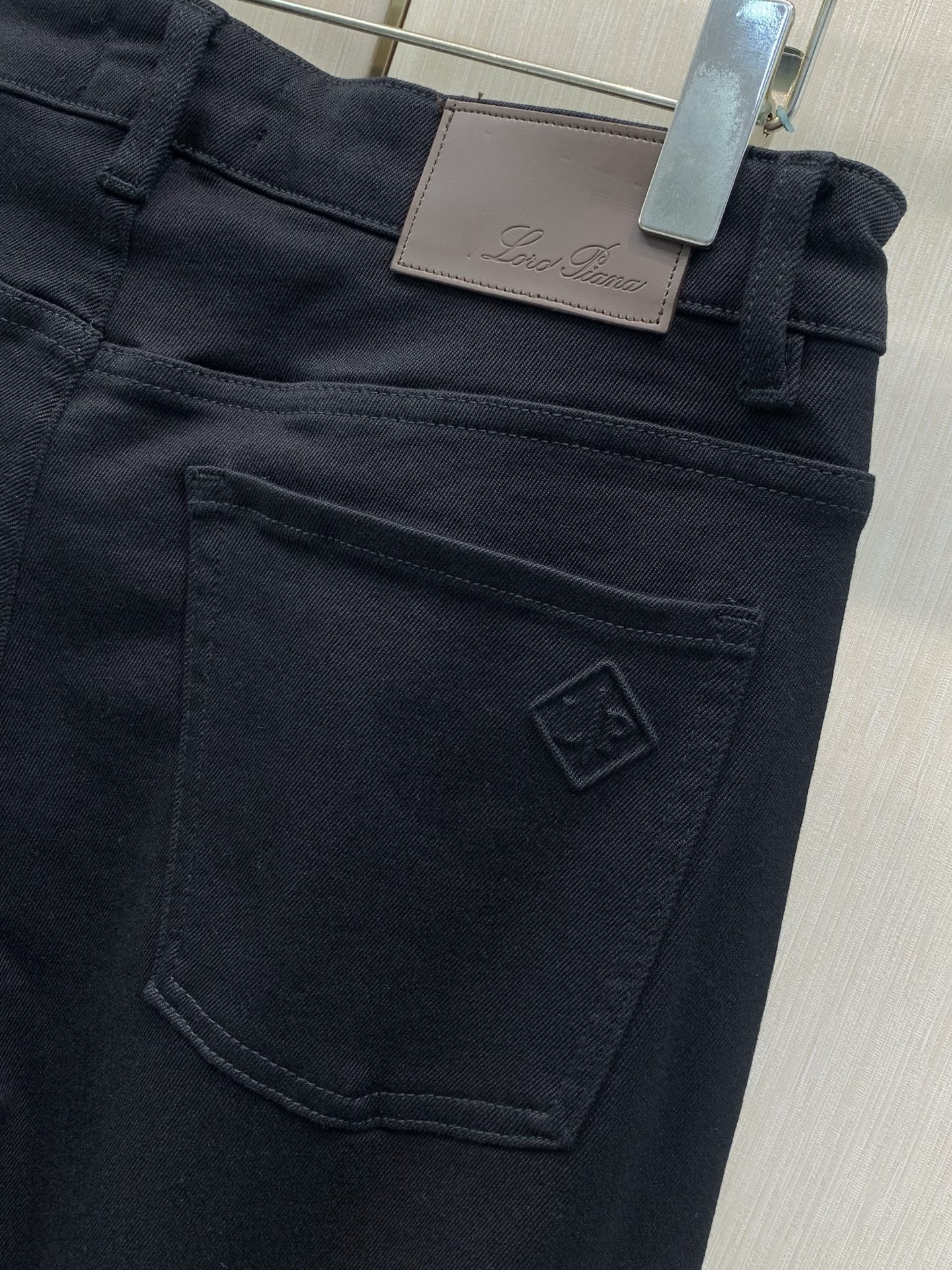 ，Loro piana(Loro Piana )，2026秋季最新品，专柜同步有售，原单狠货，时尚休闲牛仔裤，采用进口原