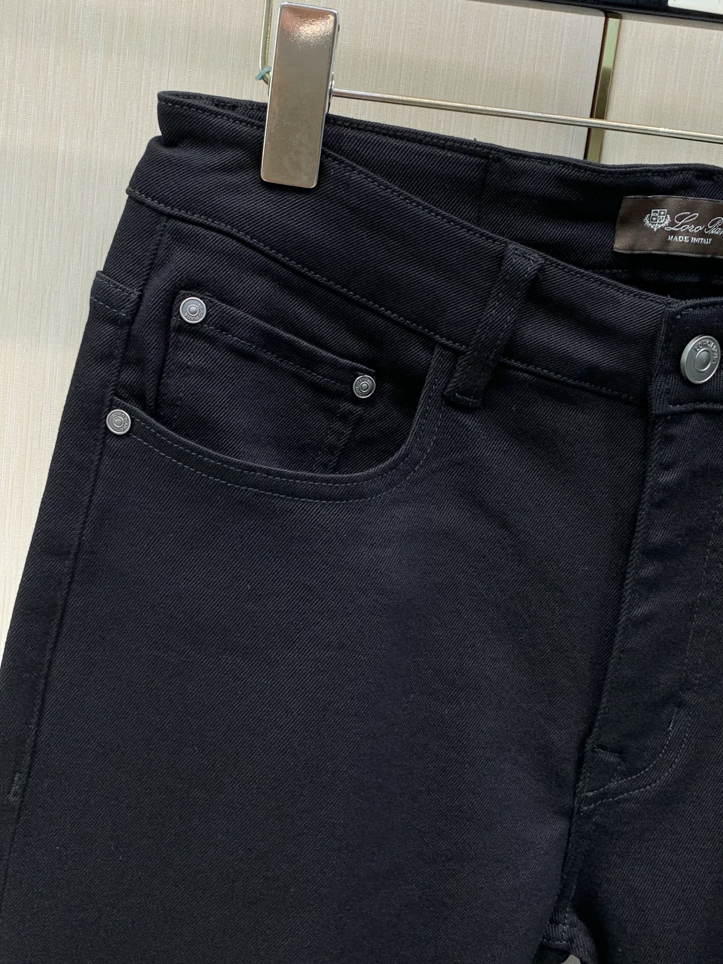 ，Loro piana(Loro Piana )，2026秋季最新品，专柜同步有售，原单狠货，时尚休闲牛仔裤，采用进口原