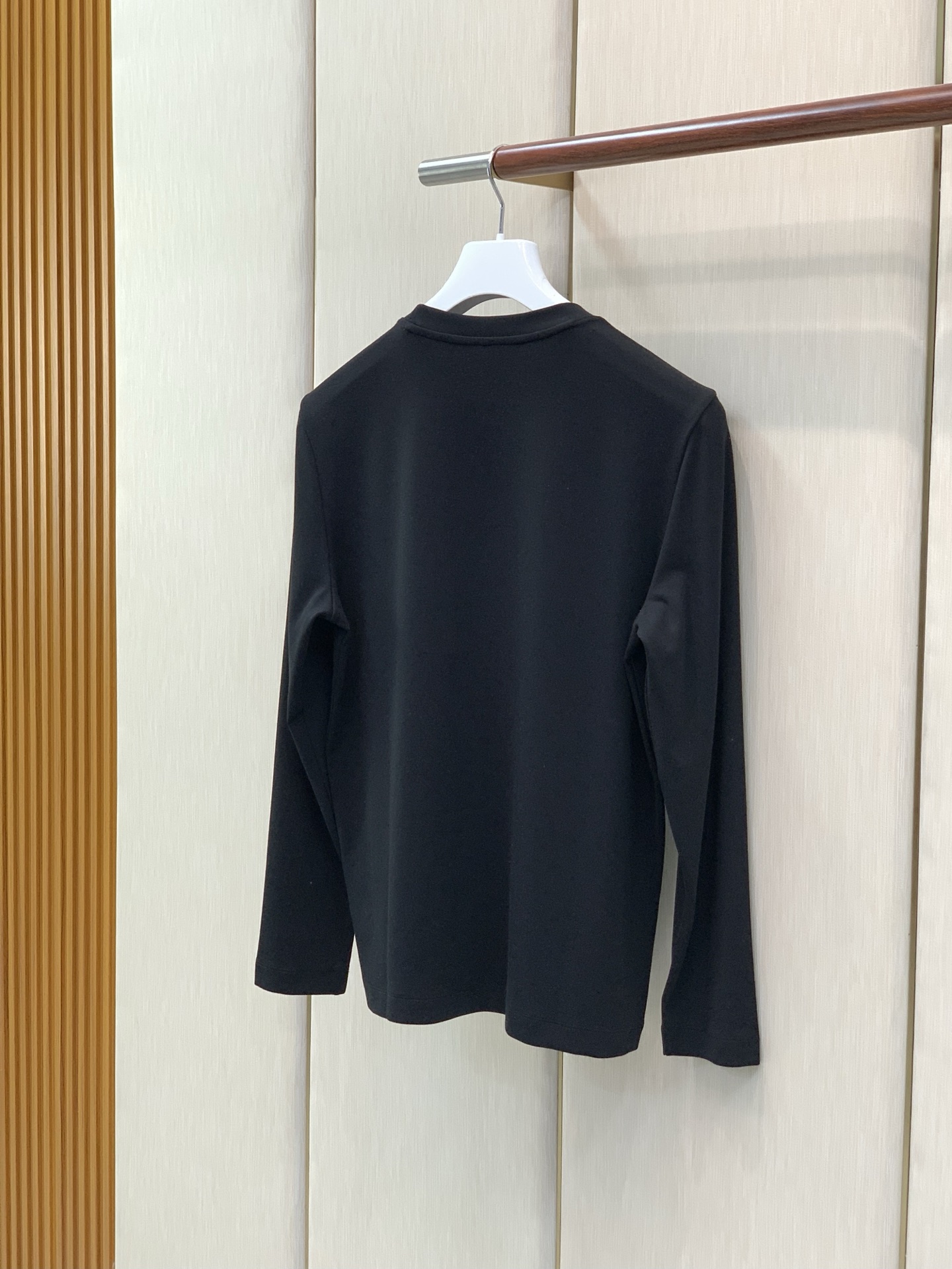 ，Loewe 罗意威，2026早秋最新款，专柜同步有售，原单狠货，时尚休闲圆领长袖T恤，上身很有特点！吸睛而有亮点，进口