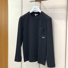 ,Loewe 罗意威,2026早秋最新款,专柜同步有售,原单狠货,时尚休闲圆领长袖T恤,上身很有特点!吸睛而有亮点,进口 ,Loewe 罗意威,2026早秋最新款,专柜同步有售,原单狠货,时尚休闲圆领长袖T恤,上身很有特点!吸睛而有亮点,进口