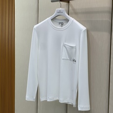 ,Loewe 罗意威,2026早秋最新款,专柜同步有售,原单狠货,时尚休闲圆领长袖T恤,上身很有特点!吸睛而有亮点,进口 ,Loewe 罗意威,2026早秋最新款,专柜同步有售,原单狠货,时尚休闲圆领长袖T恤,上身很有特点!吸睛而有亮点,进口