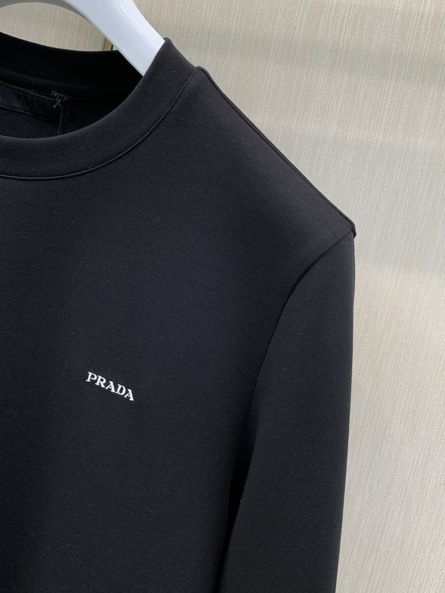 ，PRADA 普拉达，2026早秋最新品，专柜同步有售，时尚休闲圆领长袖T恤，进口原版面料，做工极为复杂，唯一可以做代购