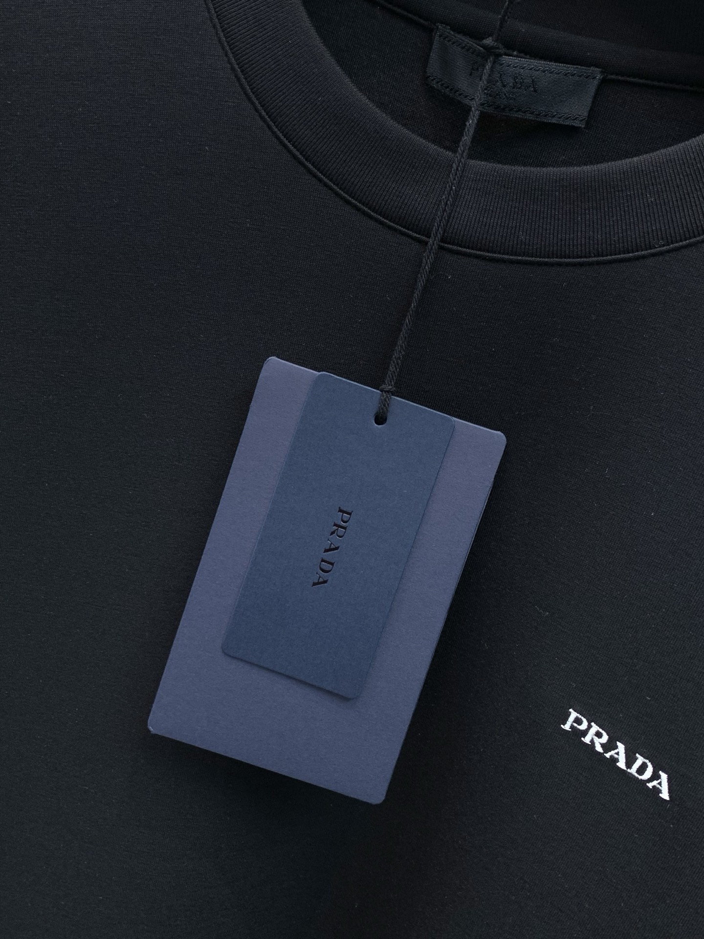 ，PRADA 普拉达，2026早秋最新品，专柜同步有售，时尚休闲圆领长袖T恤，进口原版面料，做工极为复杂，唯一可以做代购