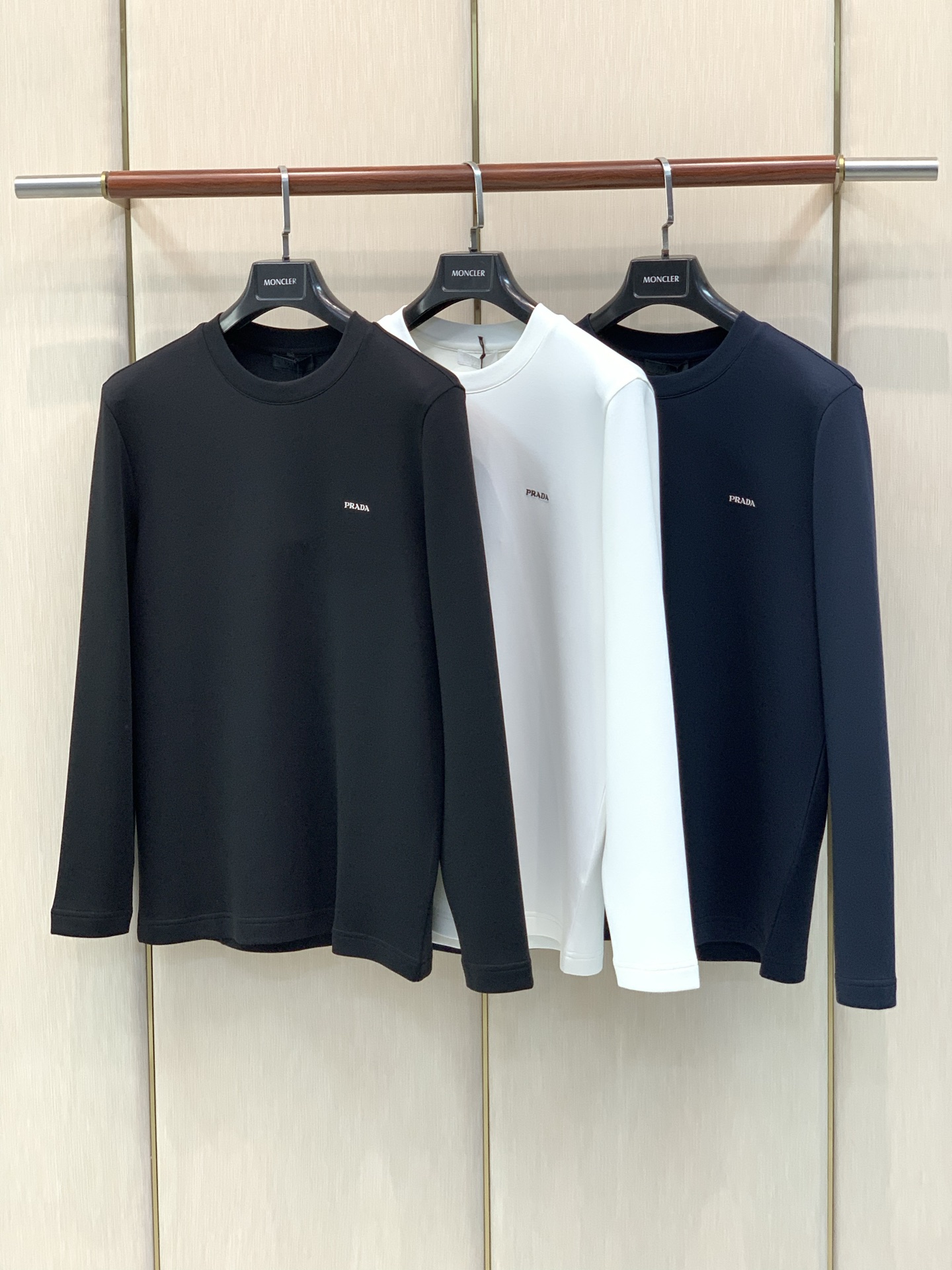 ，PRADA 普拉达，2026早秋最新品，专柜同步有售，时尚休闲圆领长袖T恤，进口原版面料，做工极为复杂，唯一可以做代购