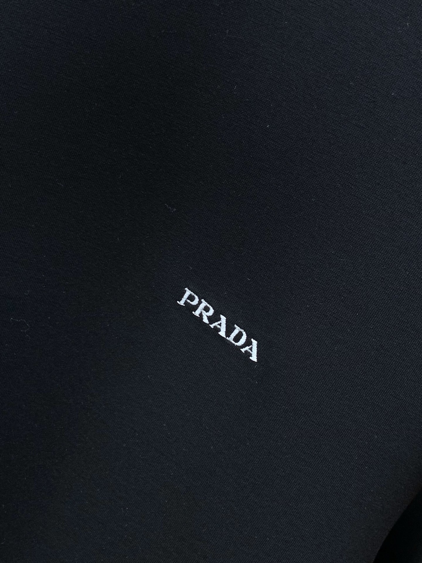 ，PRADA 普拉达，2026早秋最新品，专柜同步有售，时尚休闲圆领长袖T恤，进口原版面料，做工极为复杂，唯一可以做代购