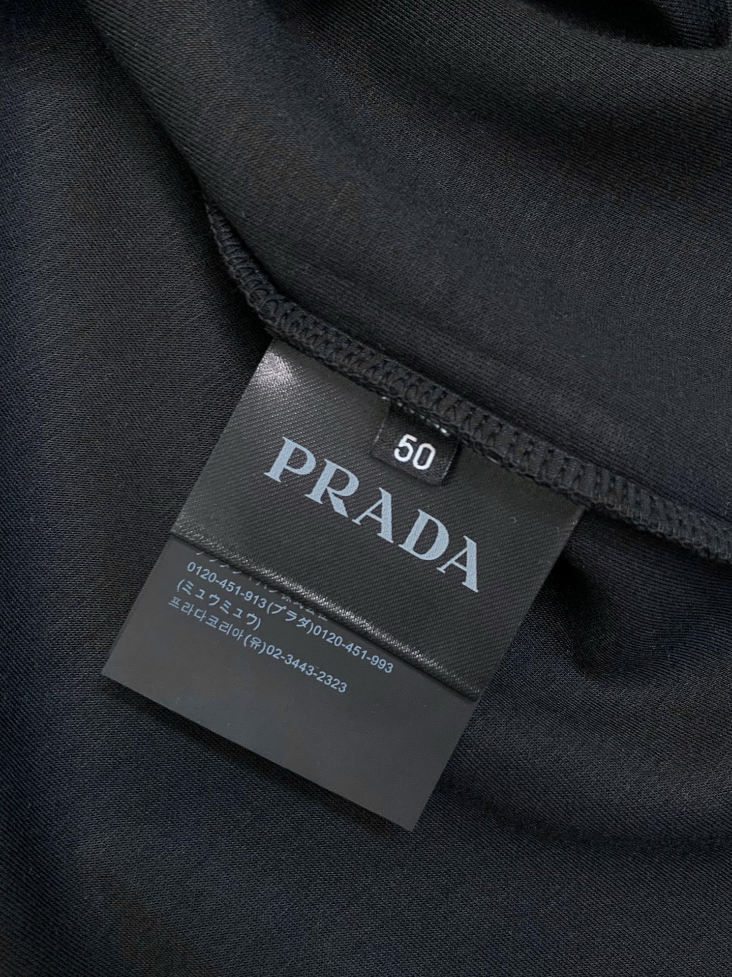 ，PRADA 普拉达，2026早秋最新品，专柜同步有售，时尚休闲圆领长袖T恤，进口原版面料，做工极为复杂，唯一可以做代购