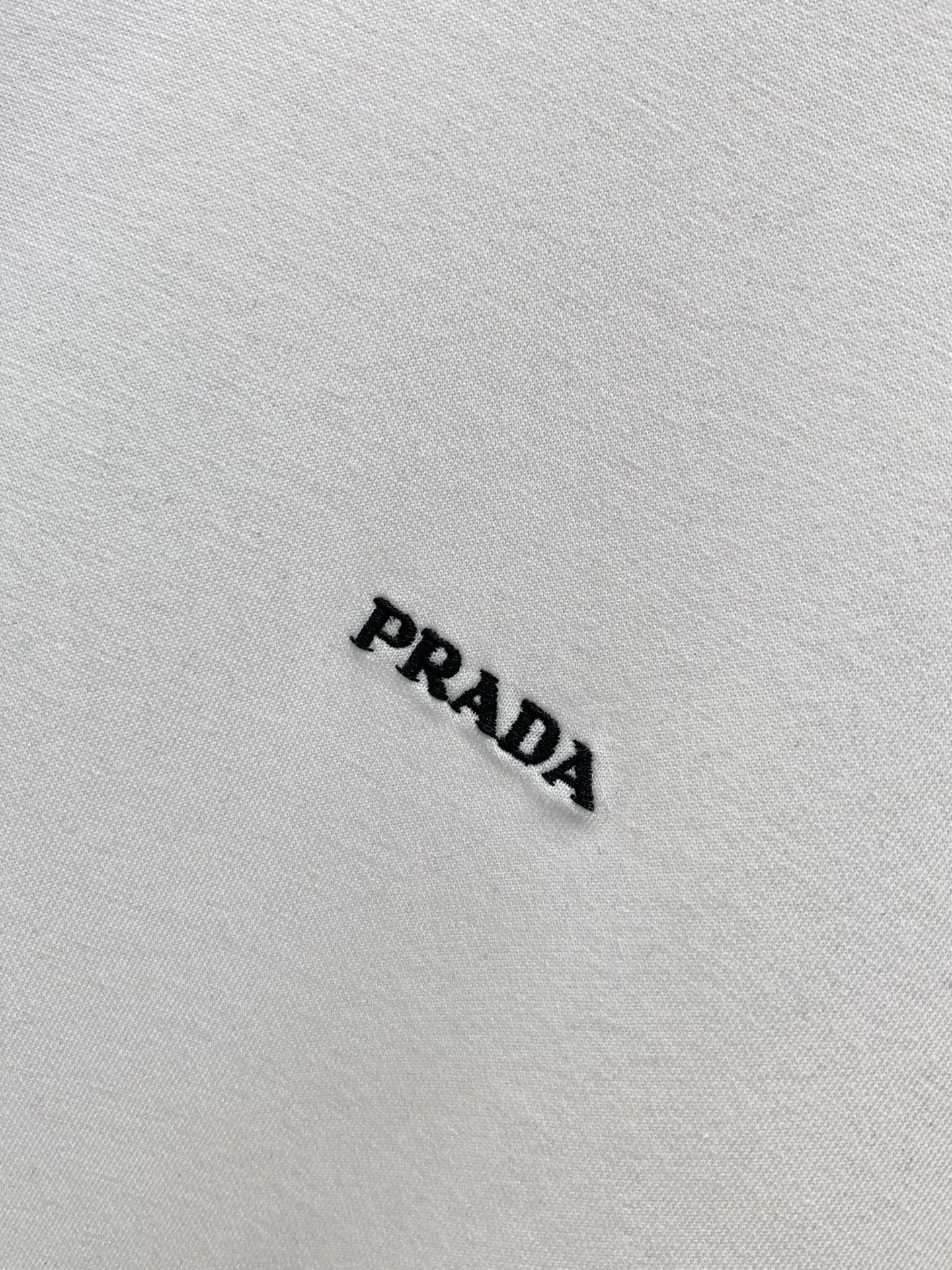 ，PRADA 普拉达，2026早秋最新品，专柜同步有售，时尚休闲圆领长袖T恤，进口原版面料，做工极为复杂，唯一可以做代购
