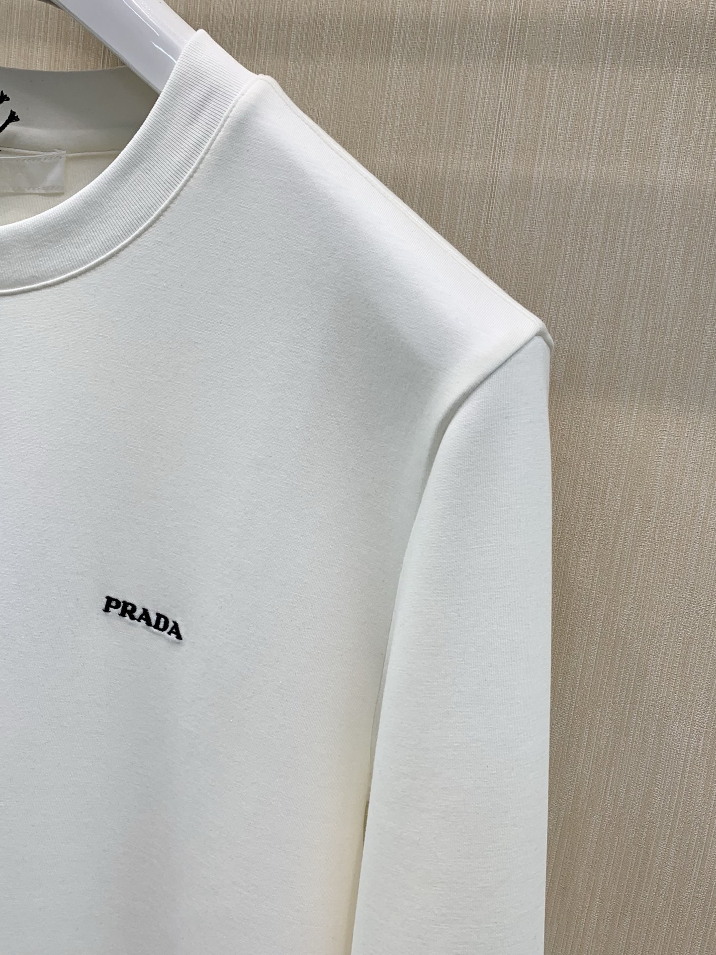 ，PRADA 普拉达，2026早秋最新品，专柜同步有售，时尚休闲圆领长袖T恤，进口原版面料，做工极为复杂，唯一可以做代购