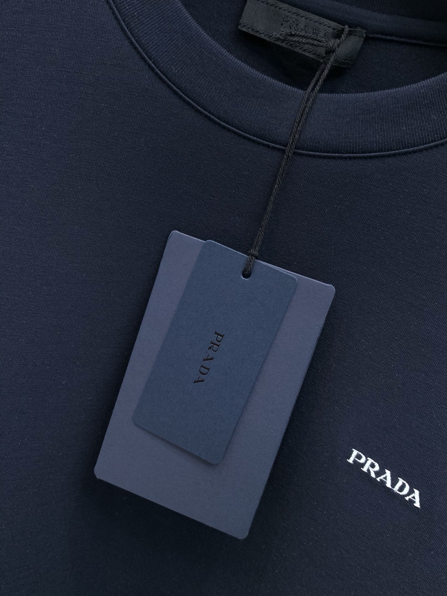 ，PRADA 普拉达，2026早秋最新品，专柜同步有售，时尚休闲圆领长袖T恤，进口原版面料，做工极为复杂，唯一可以做代购