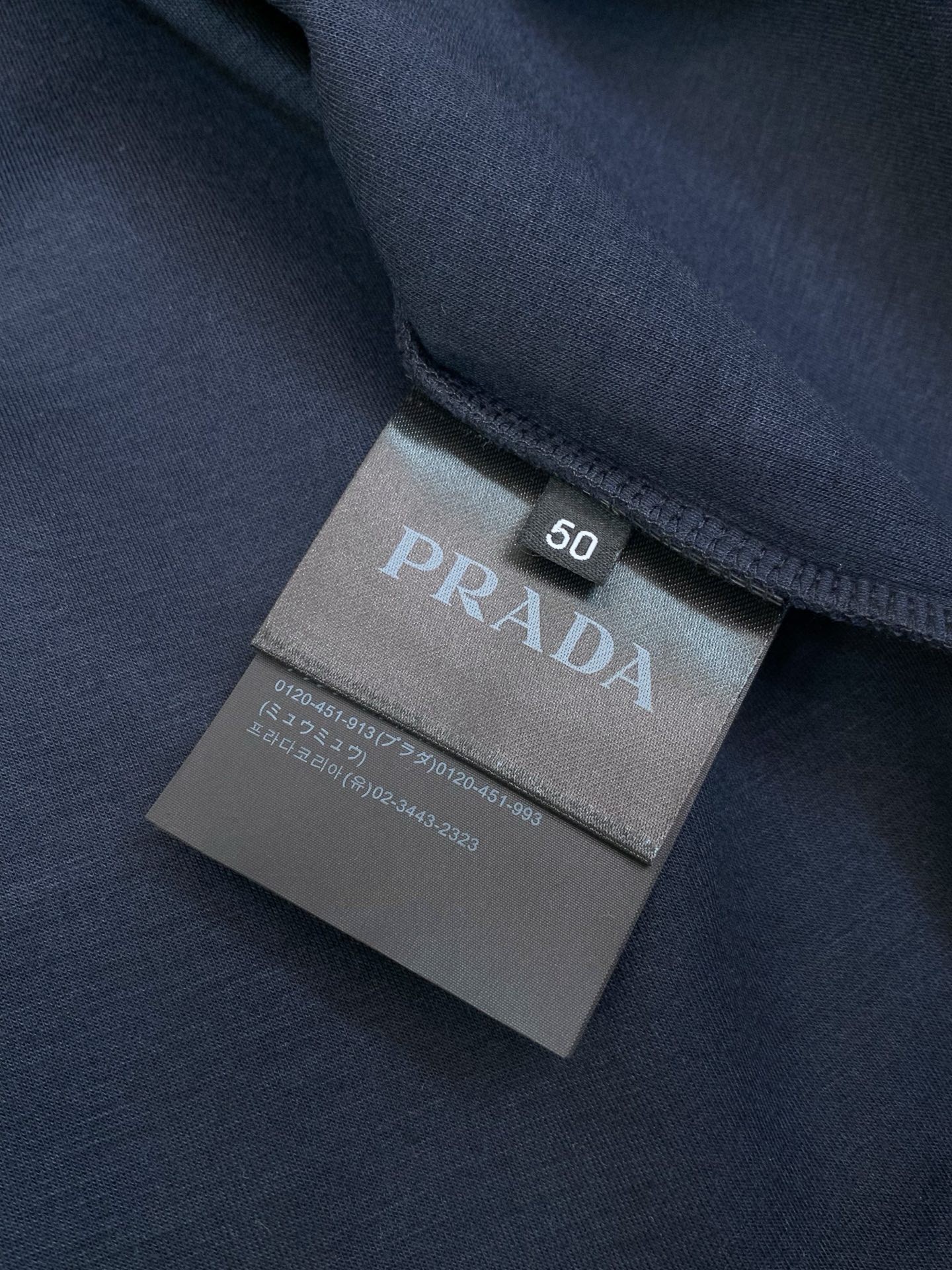 ，PRADA 普拉达，2026早秋最新品，专柜同步有售，时尚休闲圆领长袖T恤，进口原版面料，做工极为复杂，唯一可以做代购