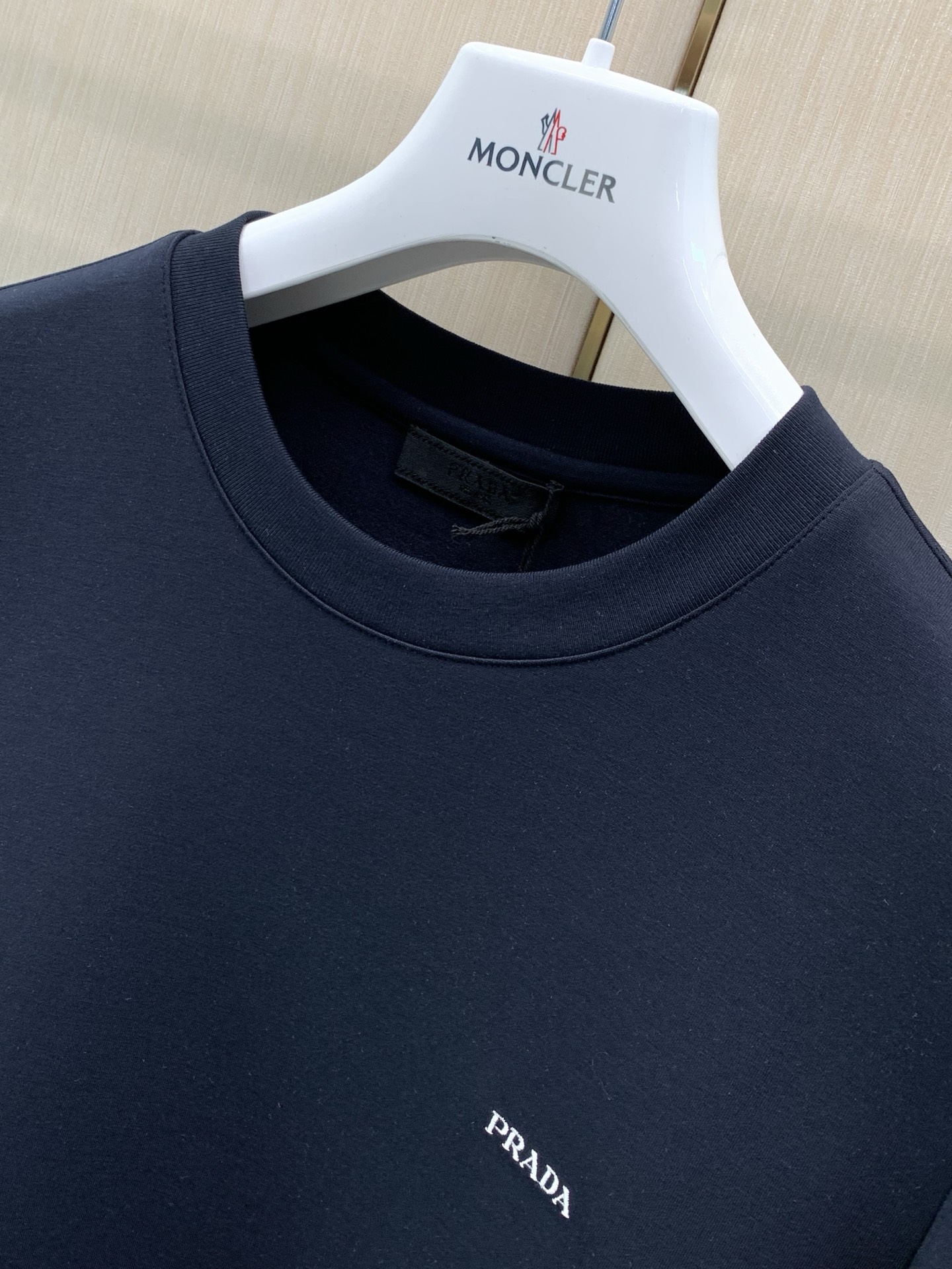 ，PRADA 普拉达，2026早秋最新品，专柜同步有售，时尚休闲圆领长袖T恤，进口原版面料，做工极为复杂，唯一可以做代购