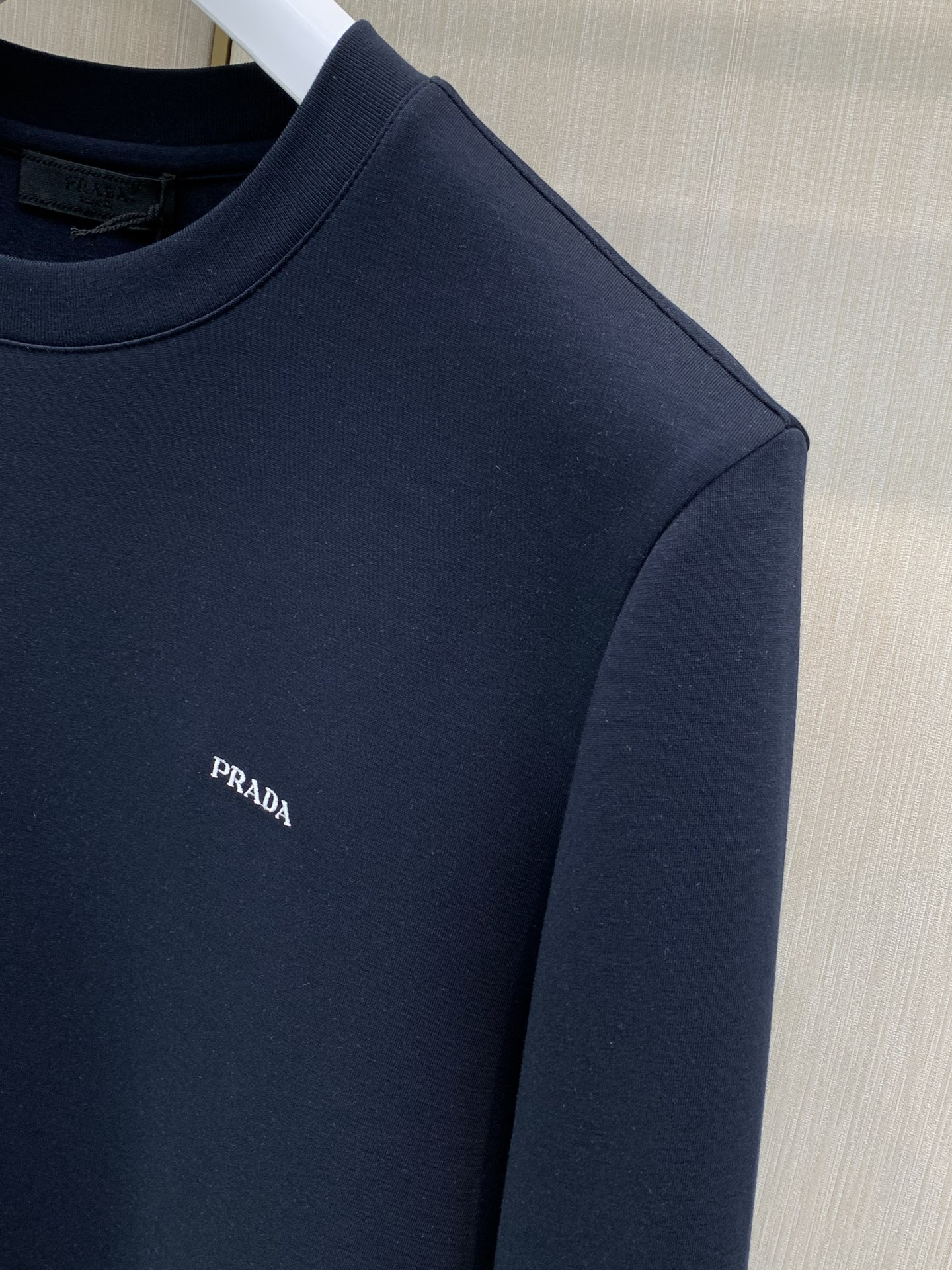 ，PRADA 普拉达，2026早秋最新品，专柜同步有售，时尚休闲圆领长袖T恤，进口原版面料，做工极为复杂，唯一可以做代购