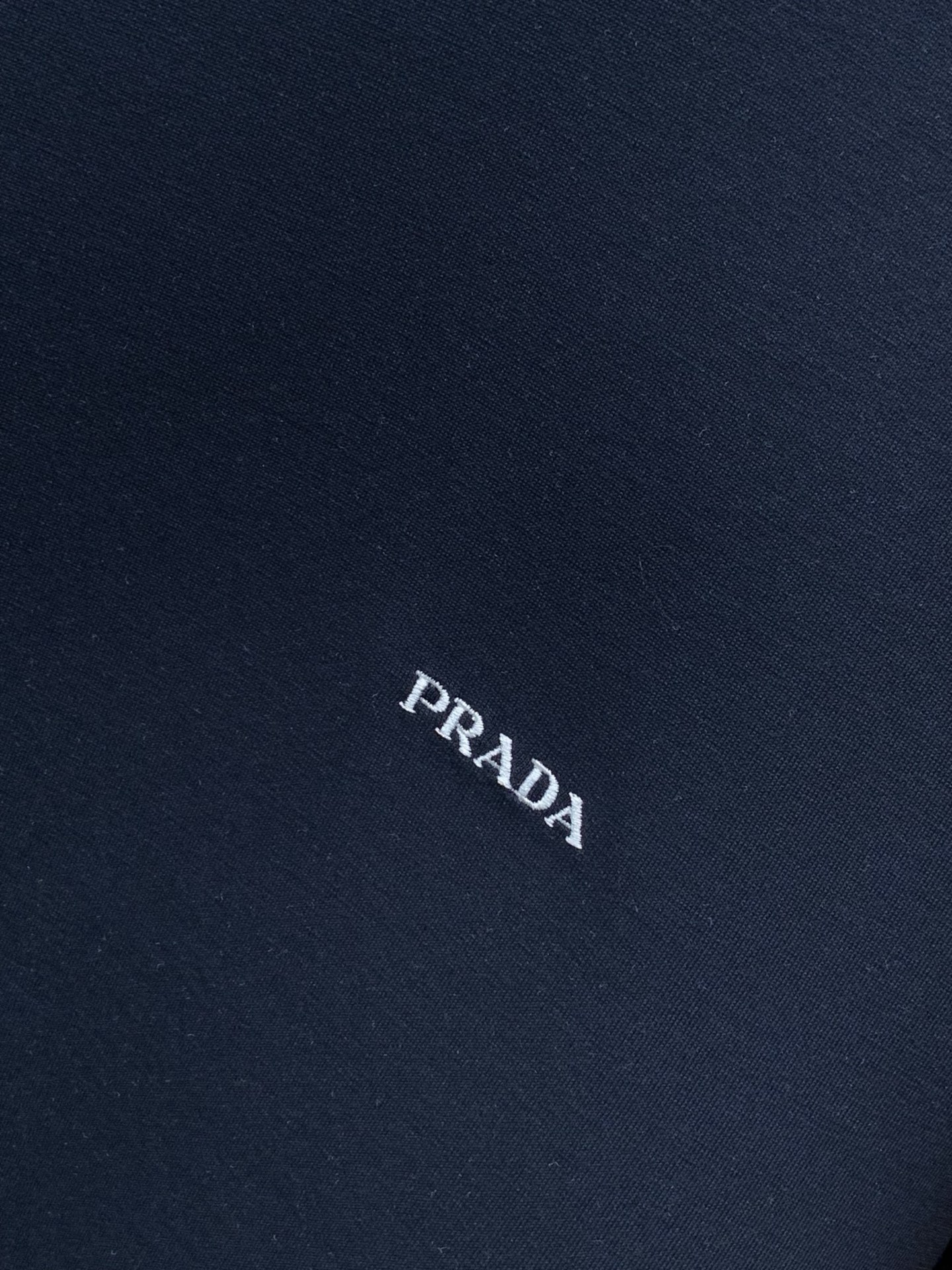 ，PRADA 普拉达，2026早秋最新品，专柜同步有售，时尚休闲圆领长袖T恤，进口原版面料，做工极为复杂，唯一可以做代购