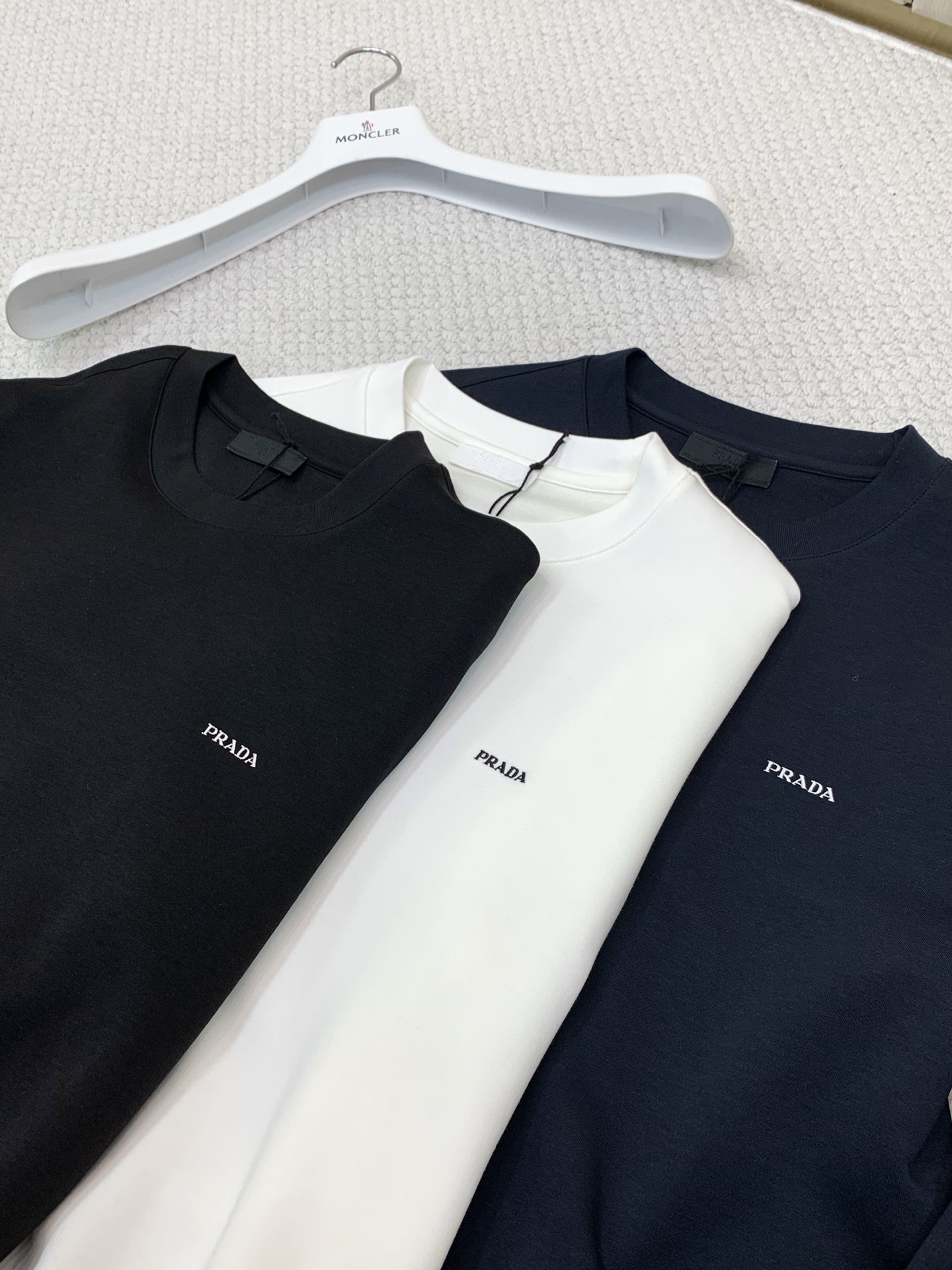 ，PRADA 普拉达，2026早秋最新品，专柜同步有售，时尚休闲圆领长袖T恤，进口原版面料，做工极为复杂，唯一可以做代购