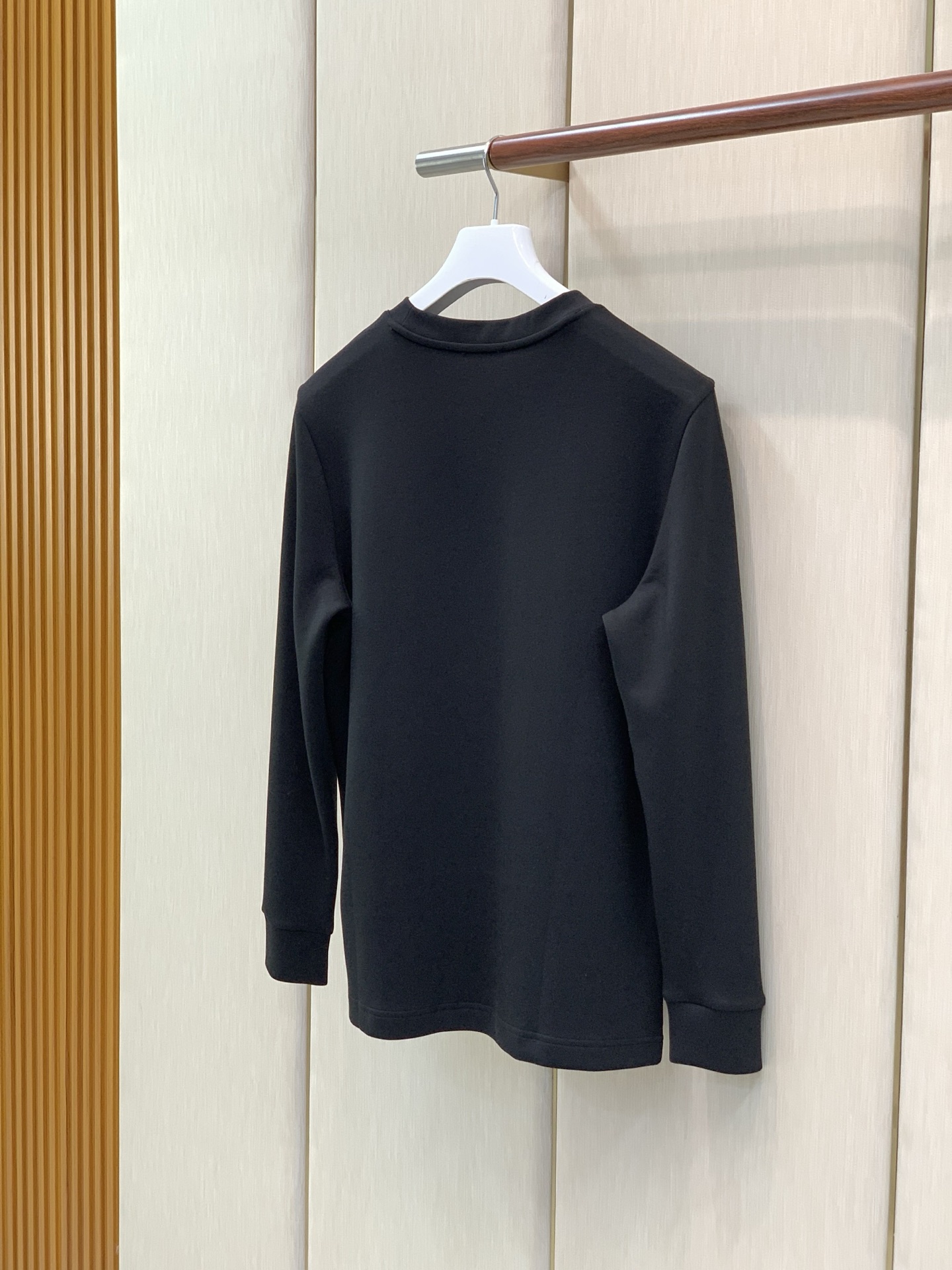 ，Moncler 蒙口，2026早秋最新品，专柜同步有售，原单狠货，时尚休闲圆领长袖T恤，上身舒适！吸睛而有亮点，采用进