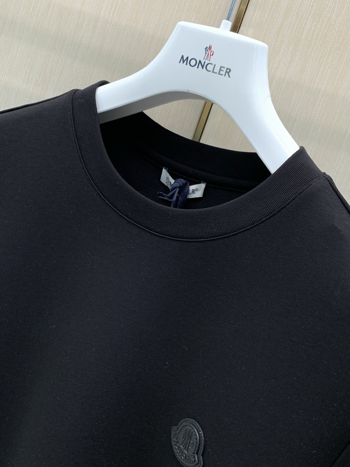 ，Moncler 蒙口，2026早秋最新品，专柜同步有售，原单狠货，时尚休闲圆领长袖T恤，上身舒适！吸睛而有亮点，采用进