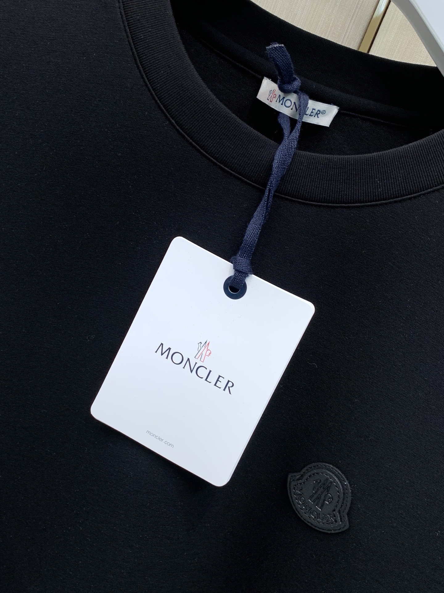 ，Moncler 蒙口，2026早秋最新品，专柜同步有售，原单狠货，时尚休闲圆领长袖T恤，上身舒适！吸睛而有亮点，采用进