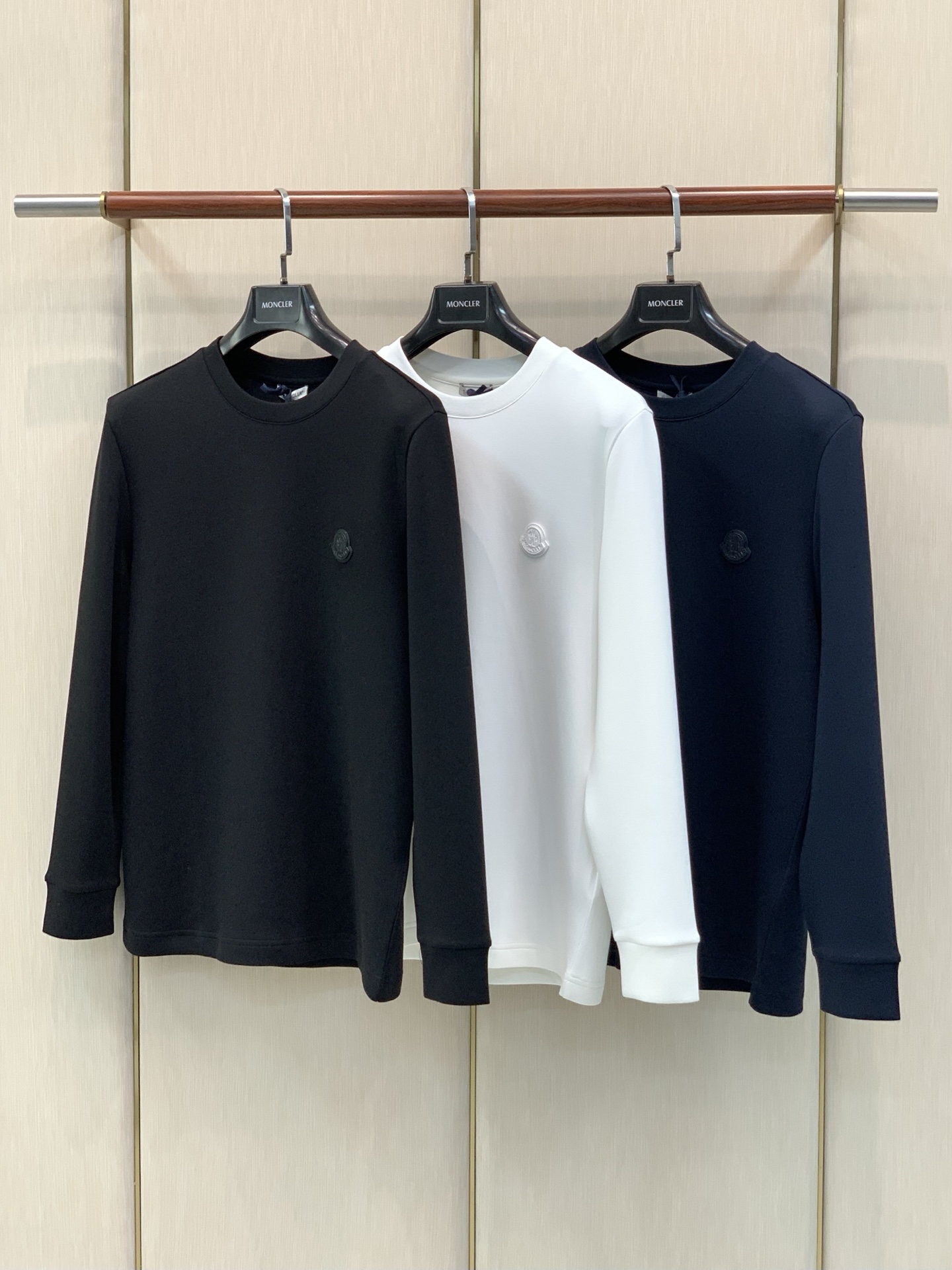 ，Moncler 蒙口，2026早秋最新品，专柜同步有售，原单狠货，时尚休闲圆领长袖T恤，上身舒适！吸睛而有亮点，采用进