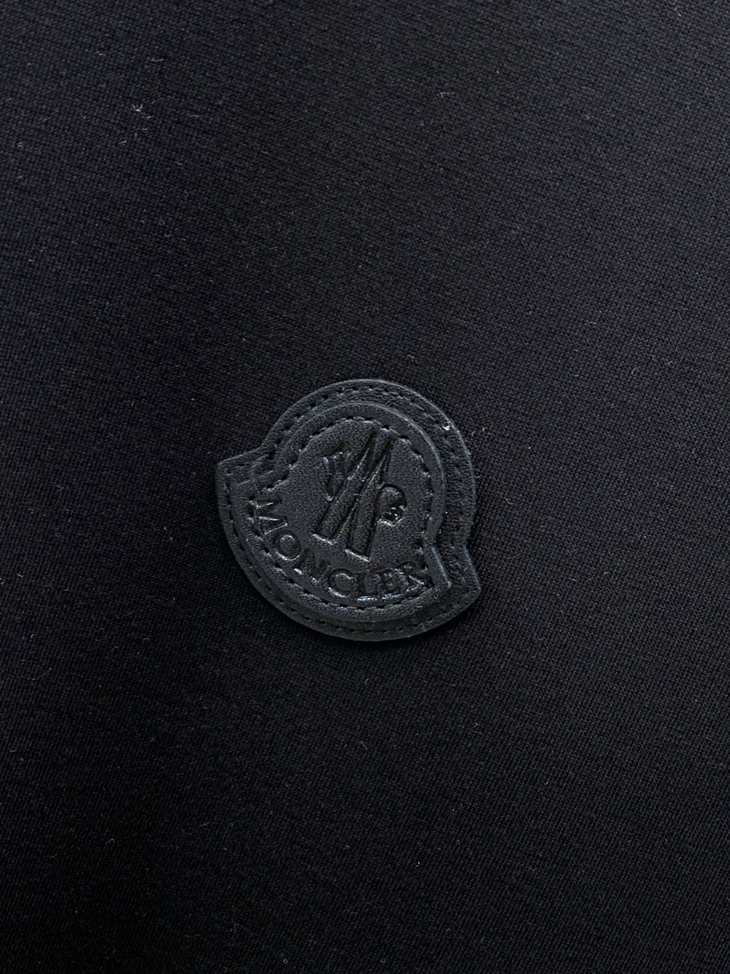 ，Moncler 蒙口，2026早秋最新品，专柜同步有售，原单狠货，时尚休闲圆领长袖T恤，上身舒适！吸睛而有亮点，采用进