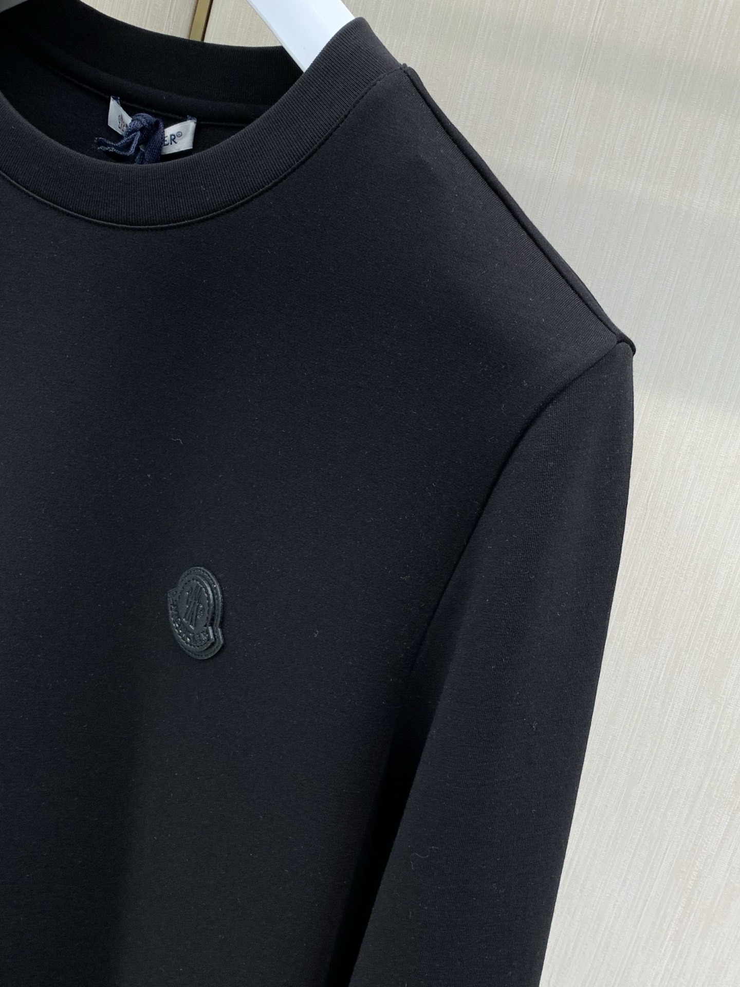 ，Moncler 蒙口，2026早秋最新品，专柜同步有售，原单狠货，时尚休闲圆领长袖T恤，上身舒适！吸睛而有亮点，采用进