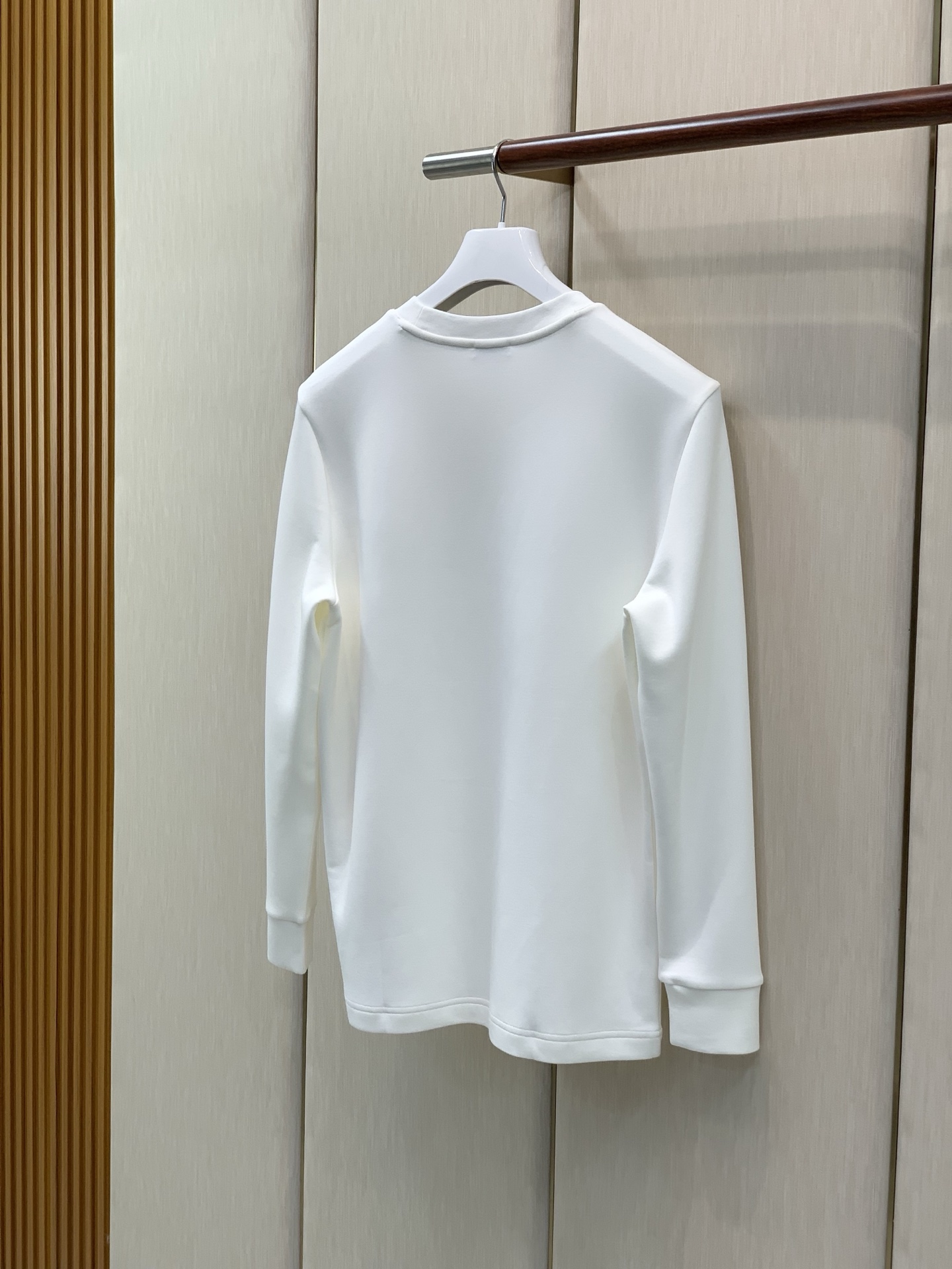 ，Moncler 蒙口，2026早秋最新品，专柜同步有售，原单狠货，时尚休闲圆领长袖T恤，上身舒适！吸睛而有亮点，采用进