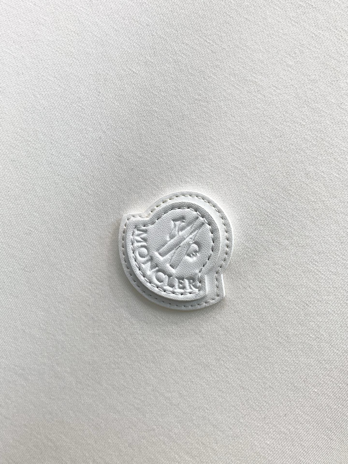 ，Moncler 蒙口，2026早秋最新品，专柜同步有售，原单狠货，时尚休闲圆领长袖T恤，上身舒适！吸睛而有亮点，采用进