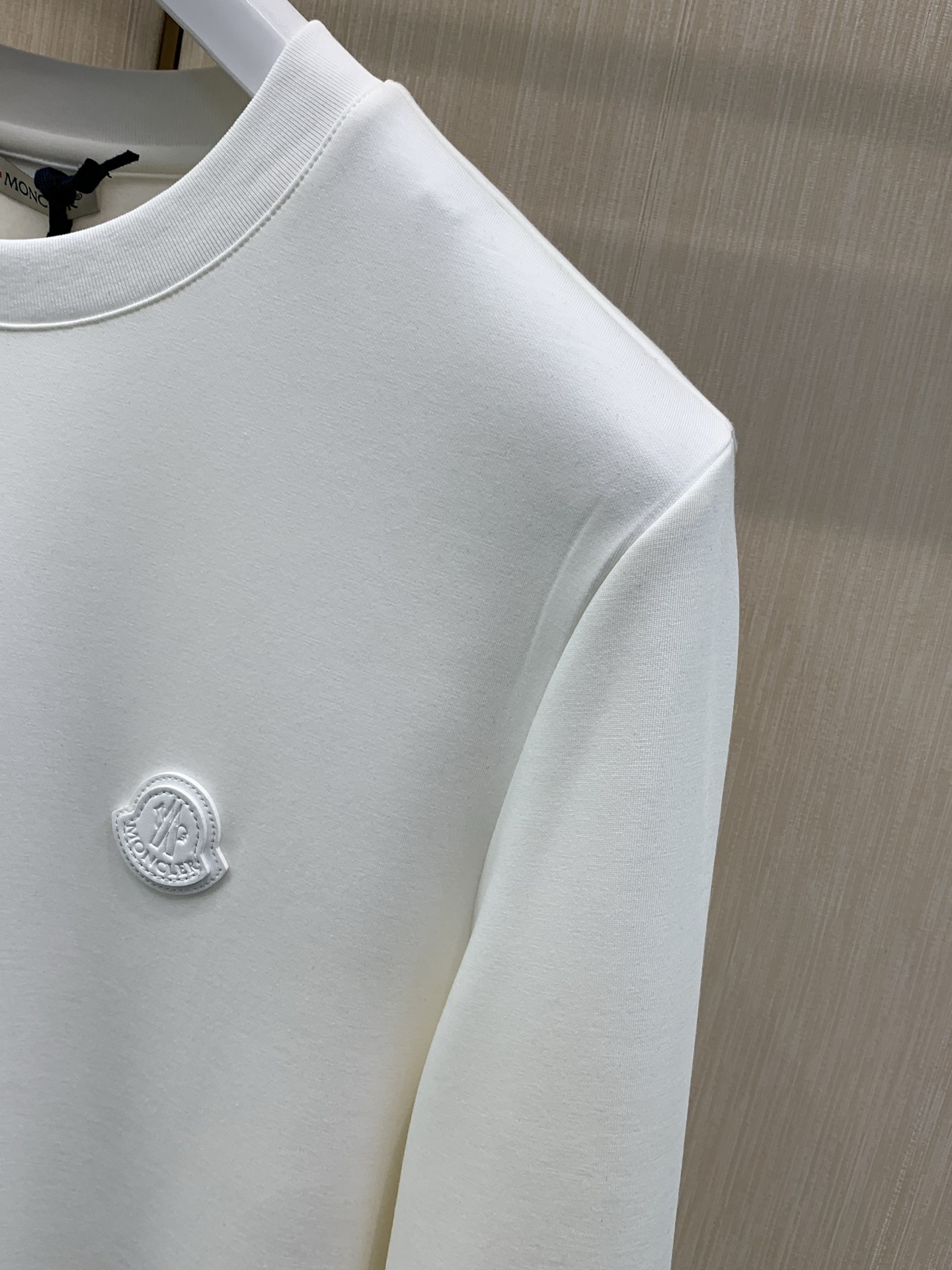 ，Moncler 蒙口，2026早秋最新品，专柜同步有售，原单狠货，时尚休闲圆领长袖T恤，上身舒适！吸睛而有亮点，采用进