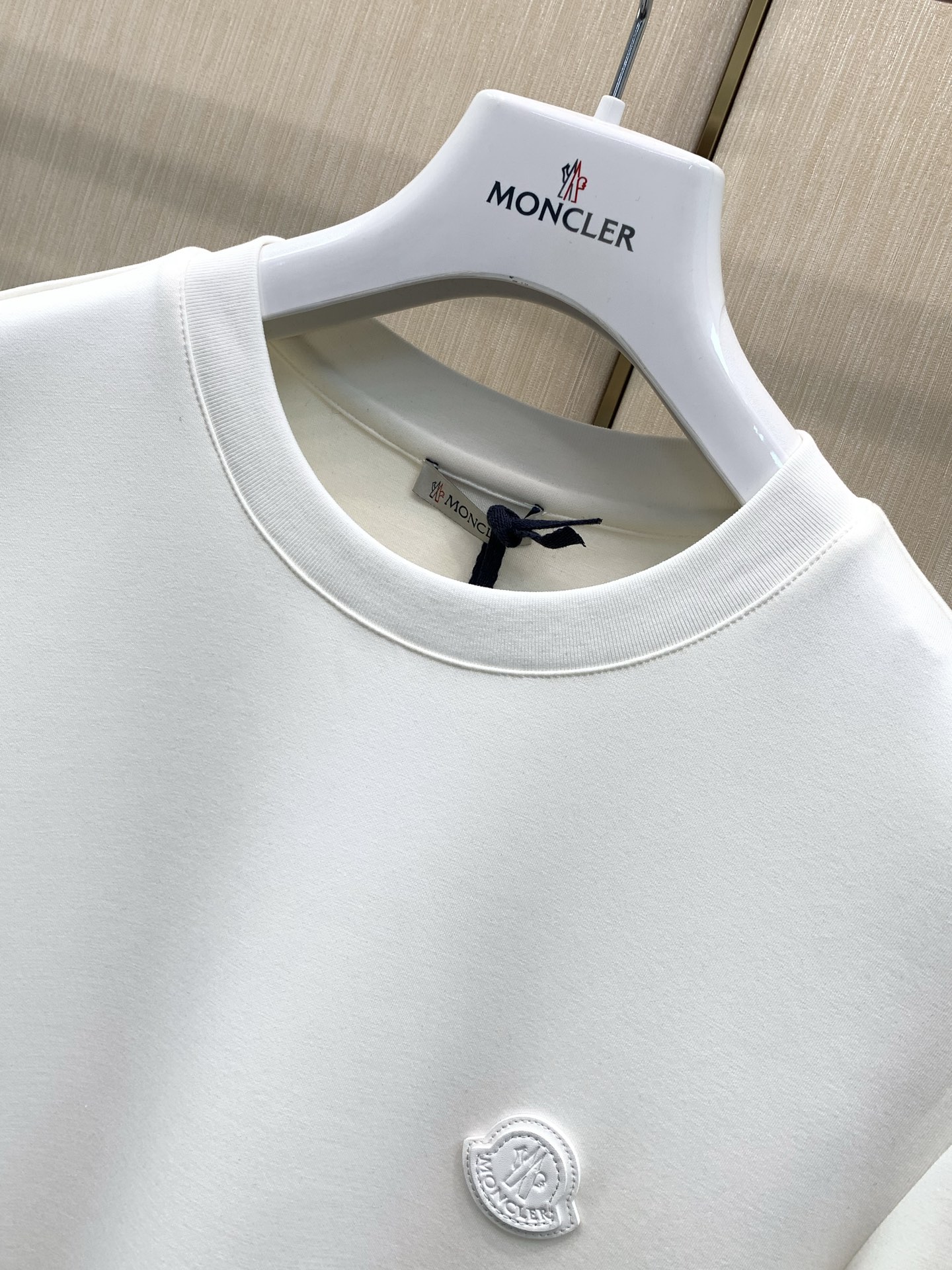 ，Moncler 蒙口，2026早秋最新品，专柜同步有售，原单狠货，时尚休闲圆领长袖T恤，上身舒适！吸睛而有亮点，采用进