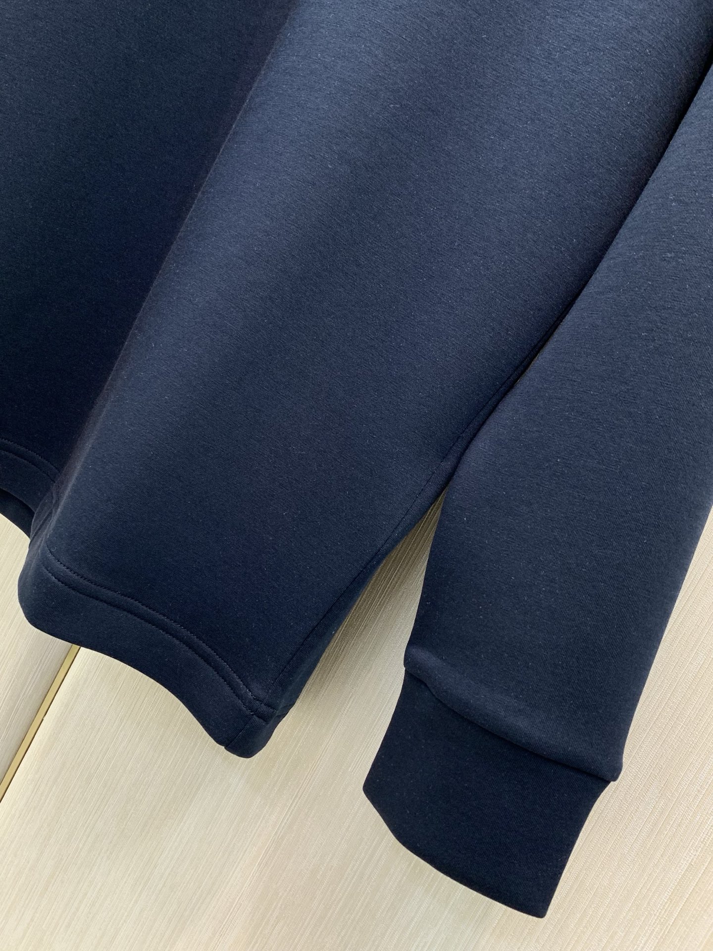 ，Moncler 蒙口，2026早秋最新品，专柜同步有售，原单狠货，时尚休闲圆领长袖T恤，上身舒适！吸睛而有亮点，采用进