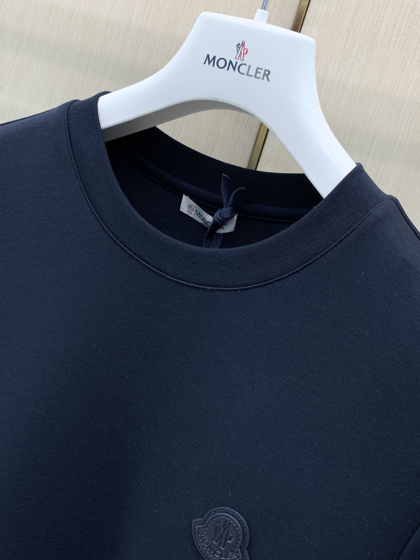 ，Moncler 蒙口，2026早秋最新品，专柜同步有售，原单狠货，时尚休闲圆领长袖T恤，上身舒适！吸睛而有亮点，采用进