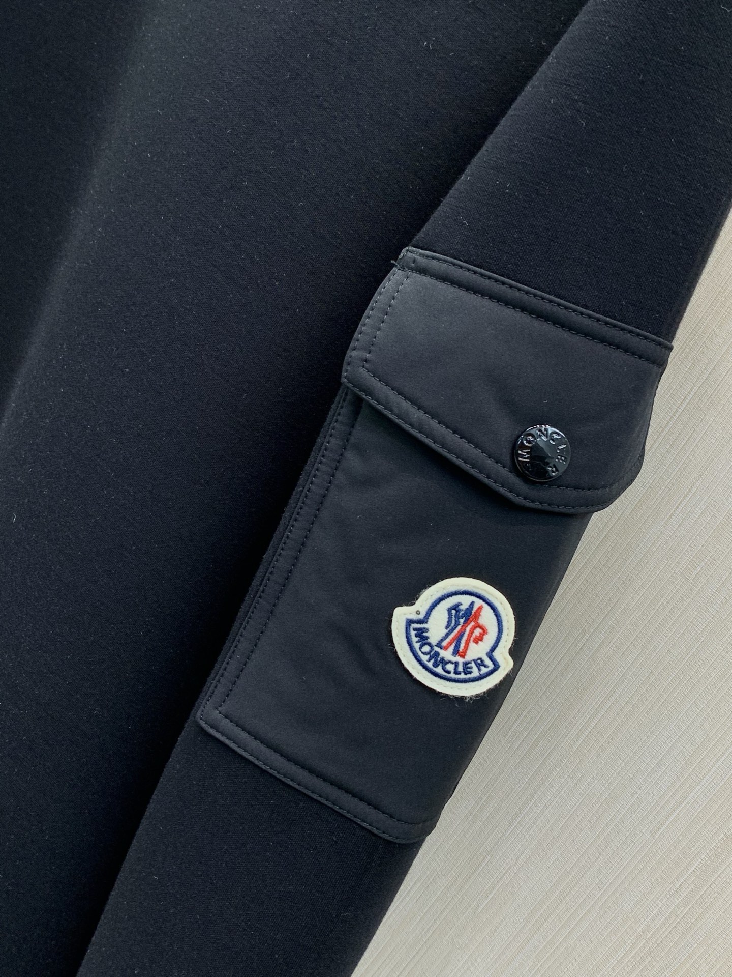 ，Moncler 蒙口，2026早秋最新品，专柜同步有售，原单狠货，时尚休闲圆领卫衣，上身舒适！吸睛而有亮点，采用进口原