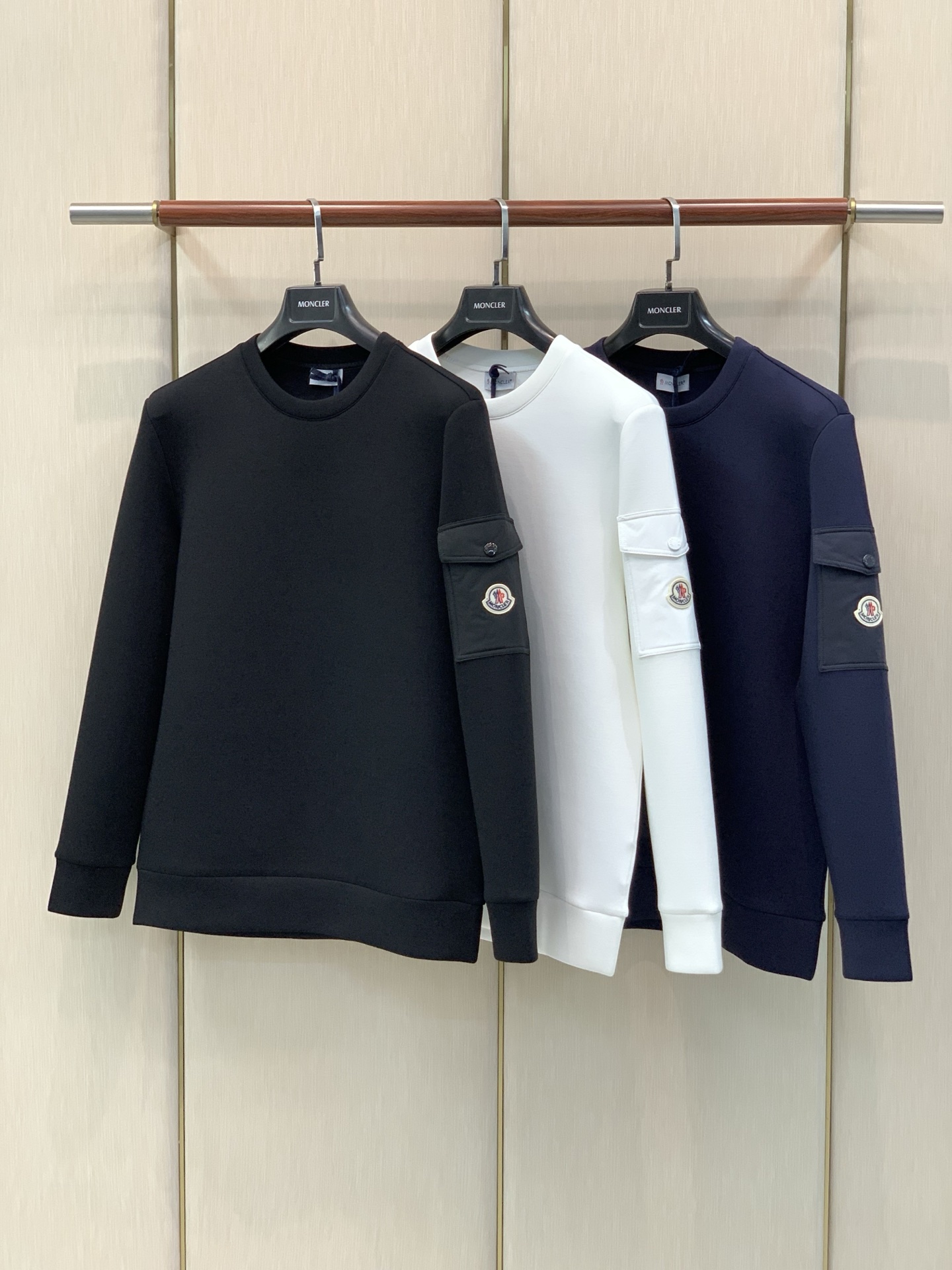 ，Moncler 蒙口，2026早秋最新品，专柜同步有售，原单狠货，时尚休闲圆领卫衣，上身舒适！吸睛而有亮点，采用进口原