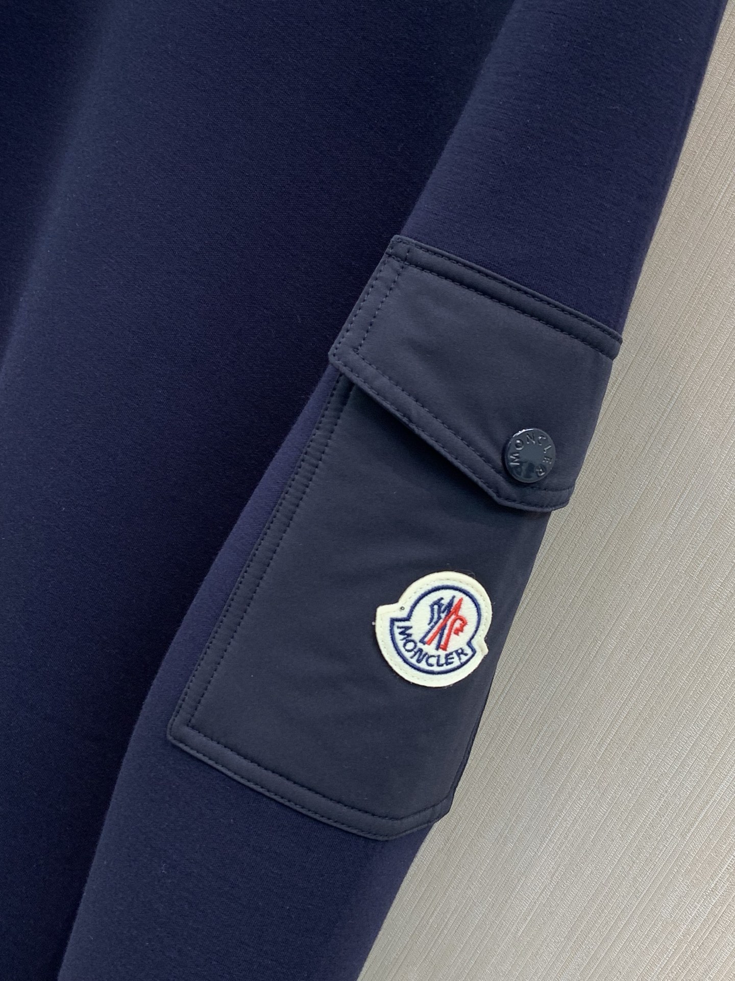 ，Moncler 蒙口，2026早秋最新品，专柜同步有售，原单狠货，时尚休闲圆领卫衣，上身舒适！吸睛而有亮点，采用进口原