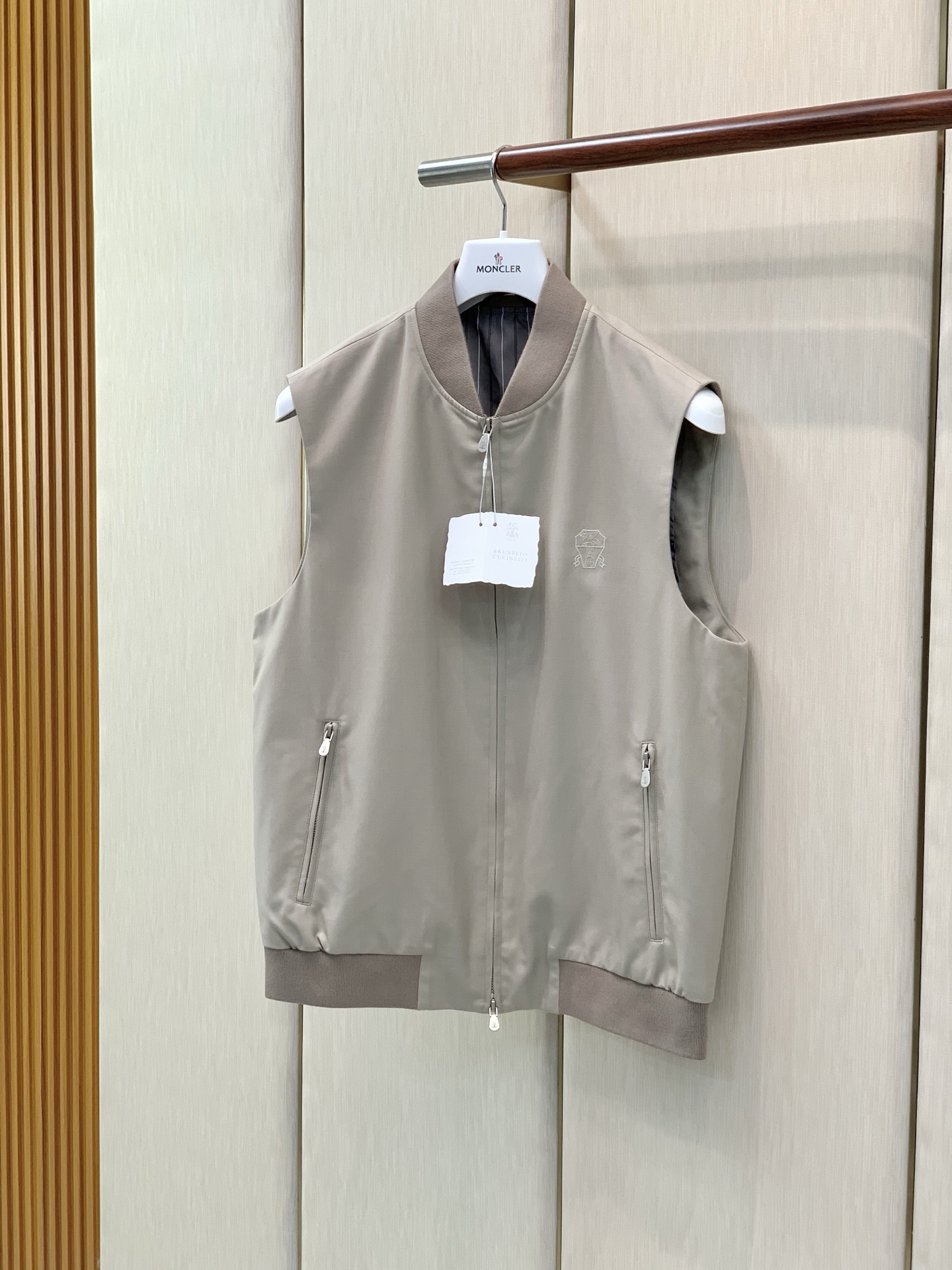 ，BRUNELLO CUCINELLI 意大利神狮，2026秋季最新品，专柜同步有售，原单狠货，时尚休闲马甲，采用进口原